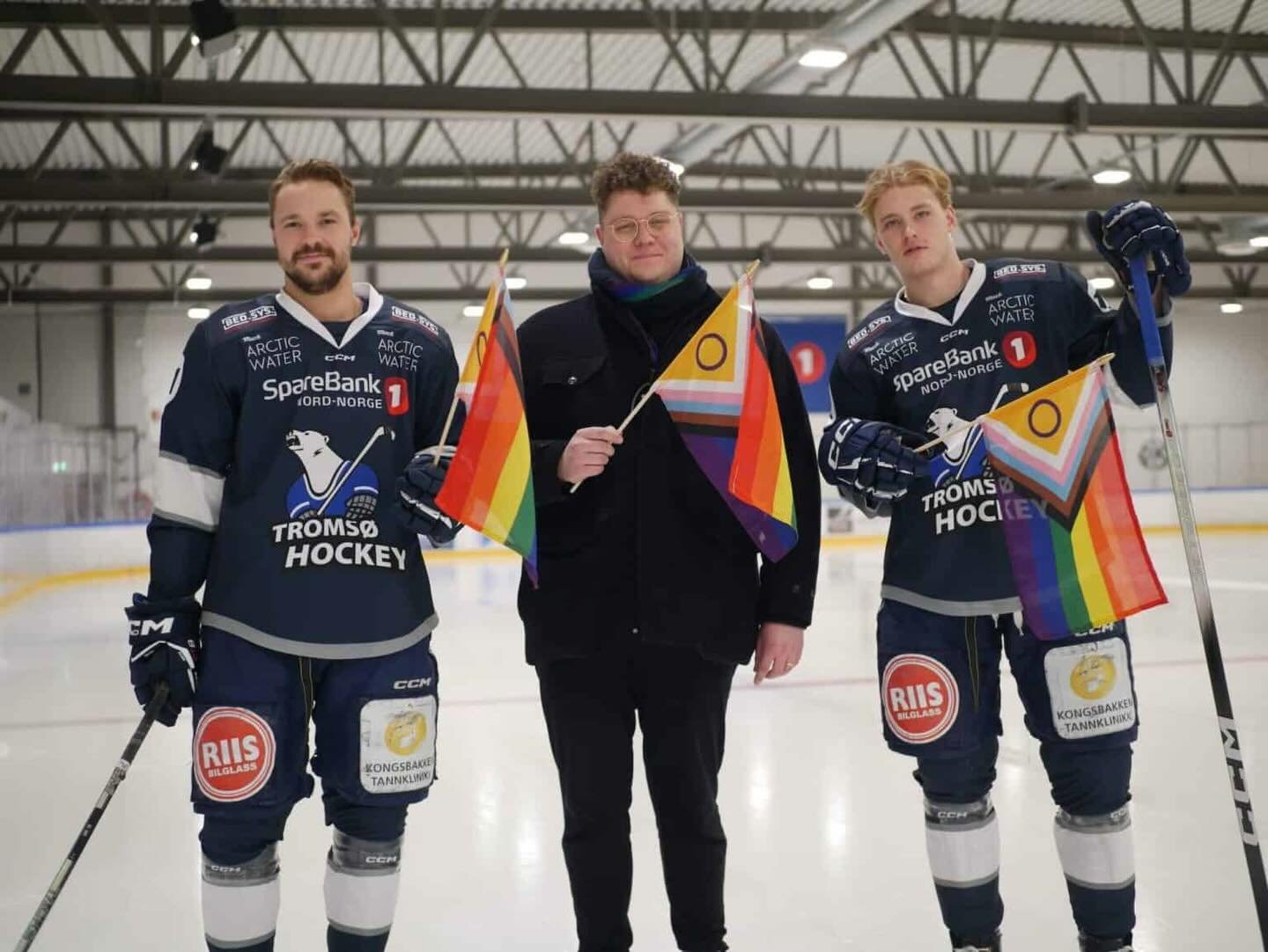 Vi gleder oss over samarbeid med Troms&oslash; Ishockeyklubb! Det har denne uken v&aelig;rt en nasjonal kampanje med Hockey Pride, som skal tydeliggj&oslash;re og synliggj&oslash;re mangfold i idretten - noe vi ogs&aring; &oslash;nsker &aring; arbeid