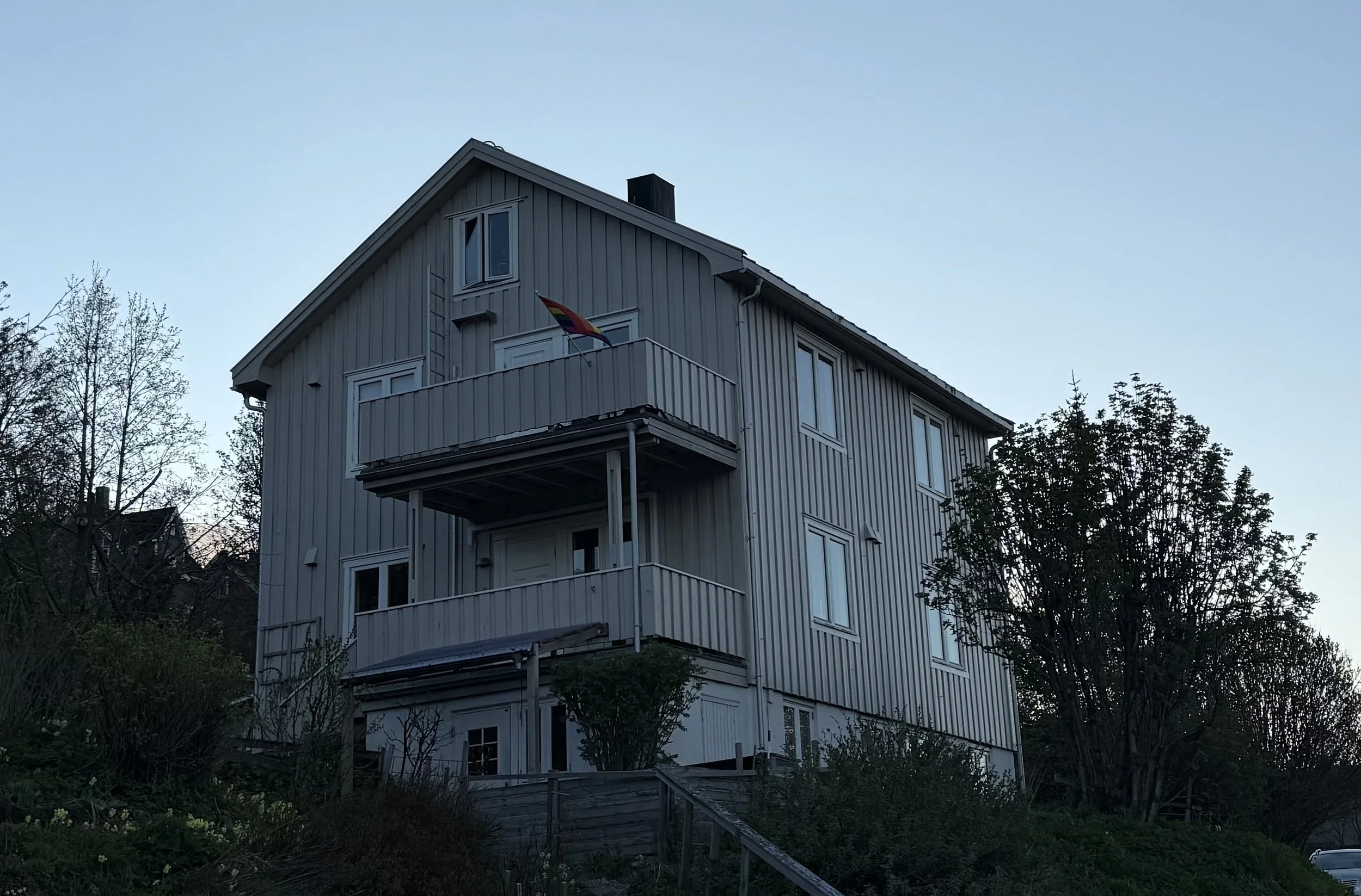 Grått hus med regnbueflagg