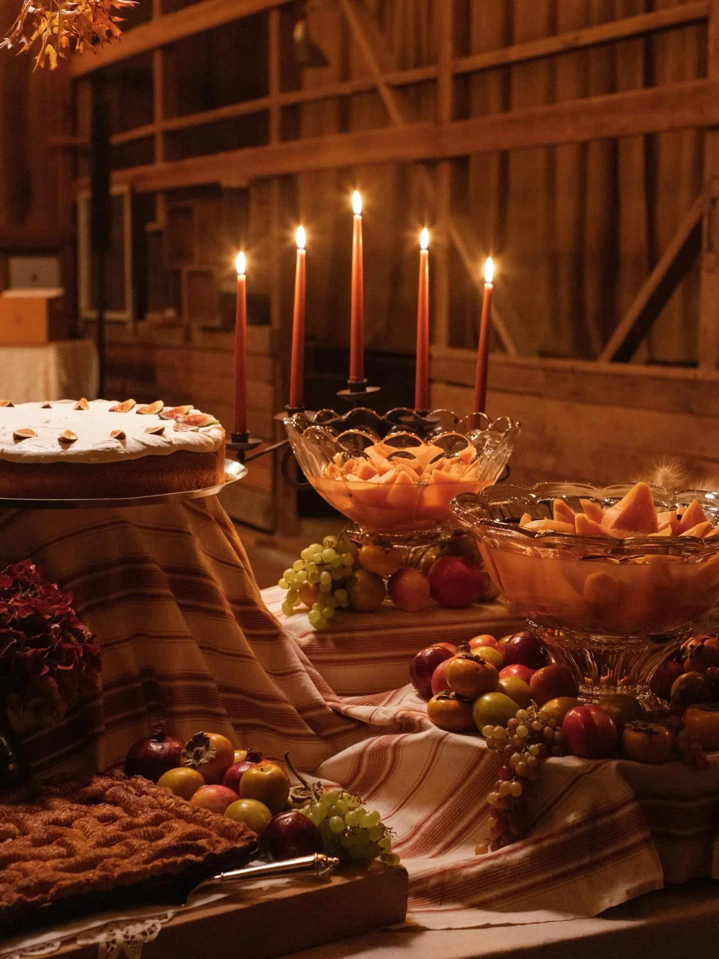Sweet fig leaf &amp; coconut cake, trousseau gris poached quince with amaretti cookies, Italian plum slab pie with whipped cr&egrave;me fraiche&hellip; dessert table of our dreams &agrave; la @ameliatelc 🍰 

Images by @atmnjrdn