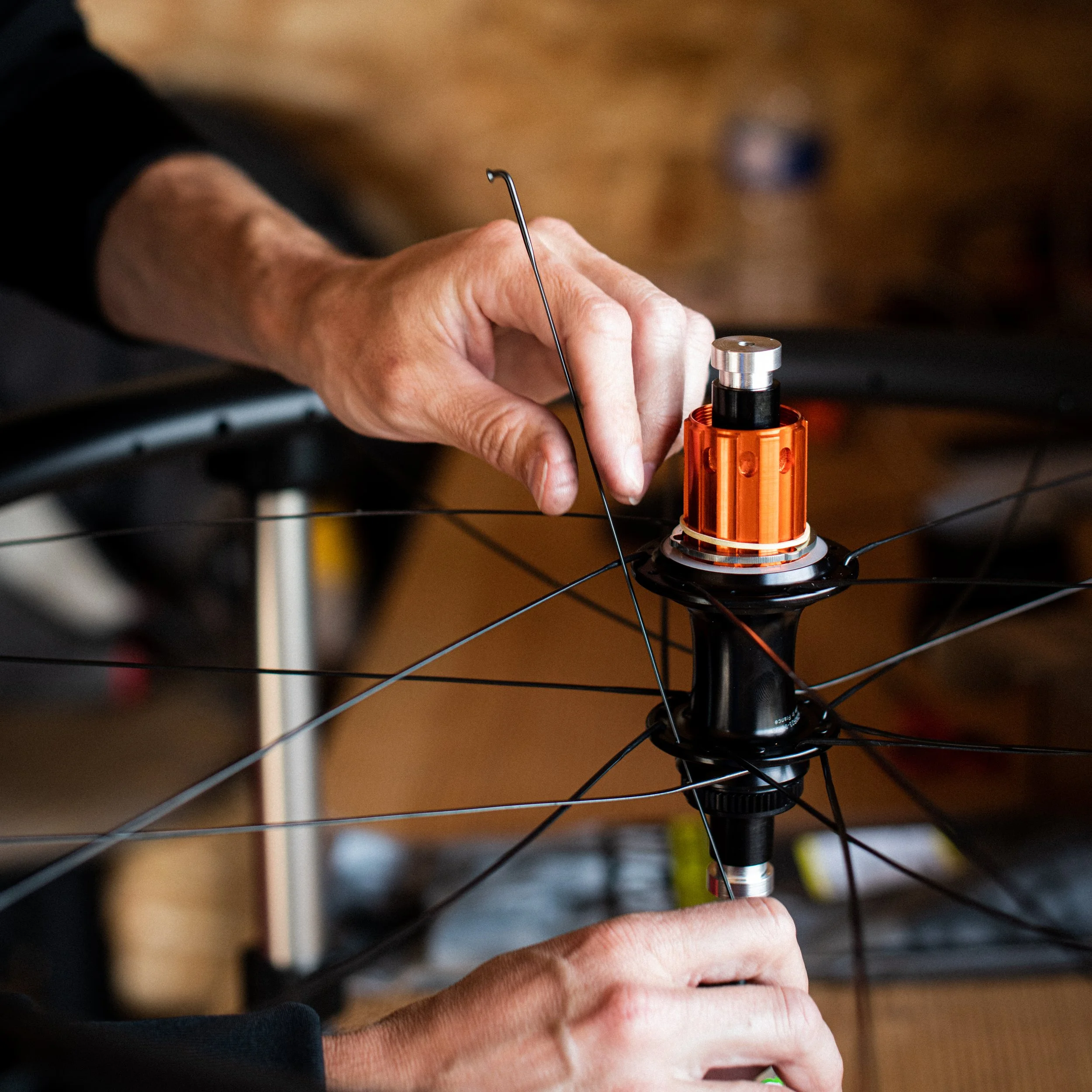 Montage roues artisanales carbone et aluminium 