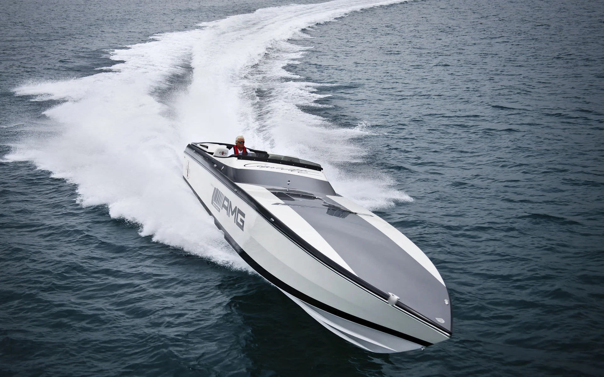 offshore-speed-boat-20691-3064235.jpg