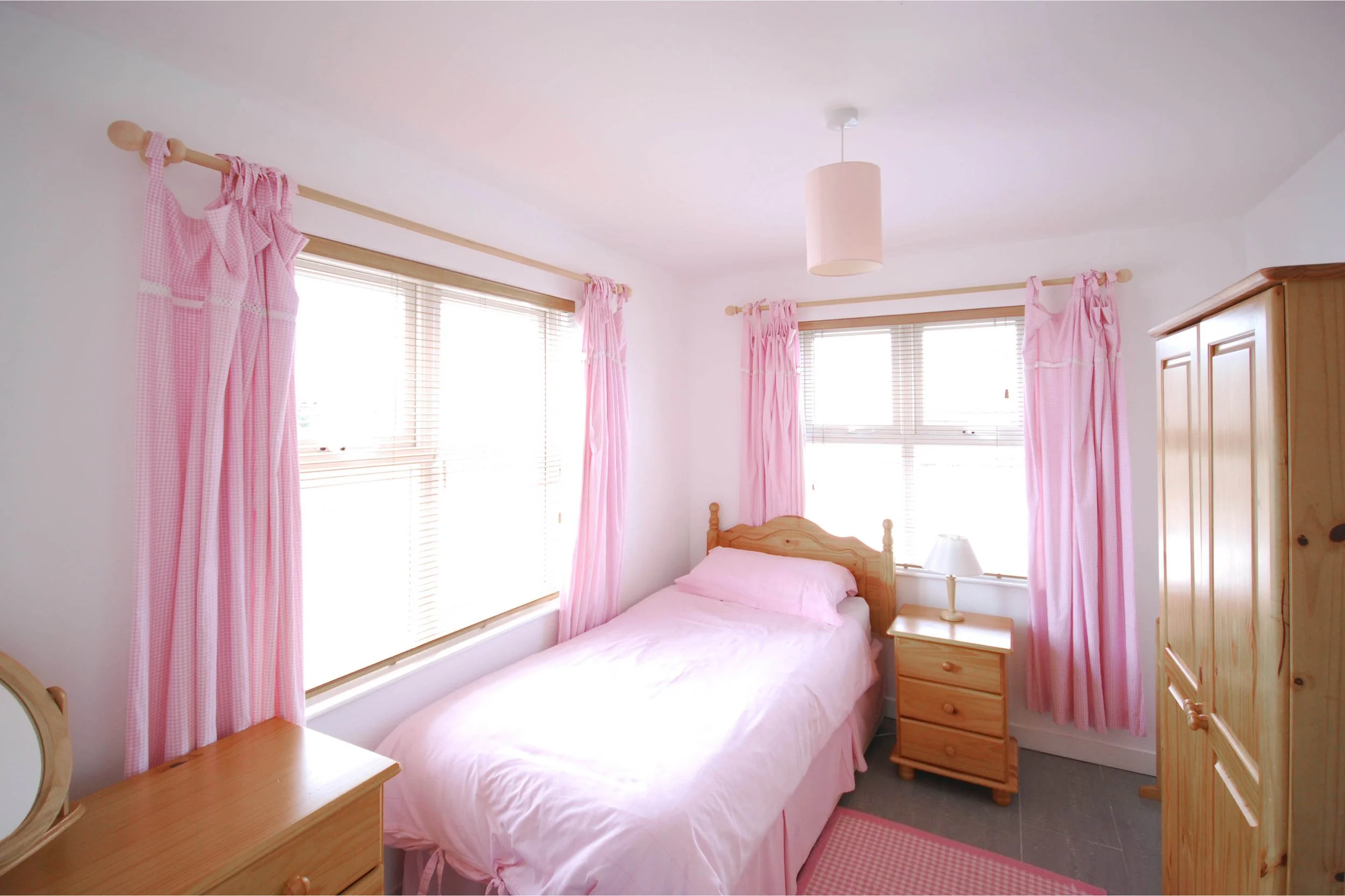 Isle_Cottage_pink_room.jpg