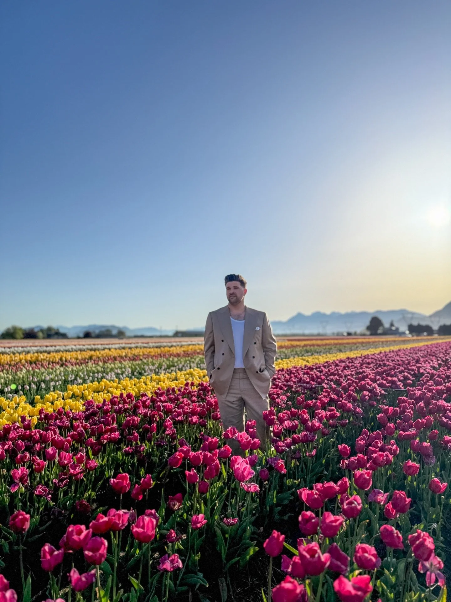 Just a man and his tulips. 

📍: @lakelandflowers 
suit: @suitsupply 

#bigguyclub #bigandtallmodel #abbotsfordtulipfestival