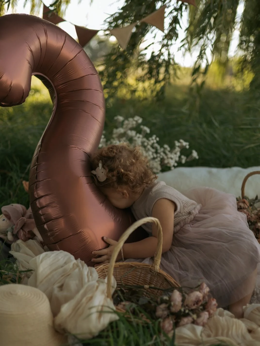 The last midsummer birthday shoot🤍🐱🍃
Een fotoshoot waar ik enorm van heb genoten. Die dag had ik twee meiden van (bijna) 2 voor hun verjaardags shoot samen met hun papa en mama. Ik hoefde bijna geen moeite te doen met deze meiden. Alles, elke shot