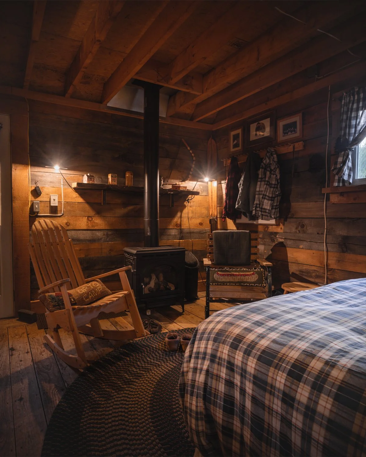 rustic-cabin-bedroom-hospitality-photography.jpg