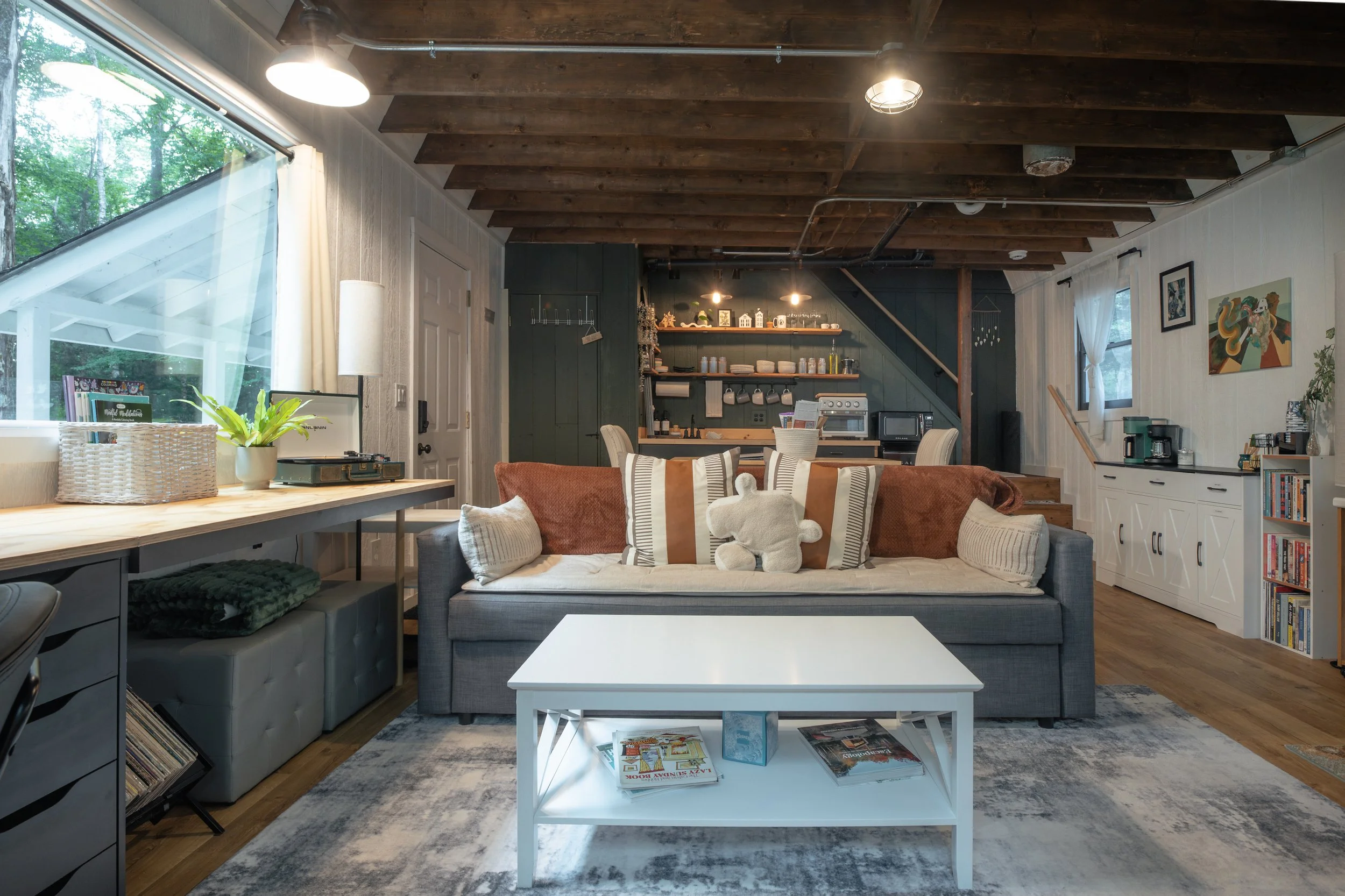 rustic-vacation-rental-living-room-interior.jpg