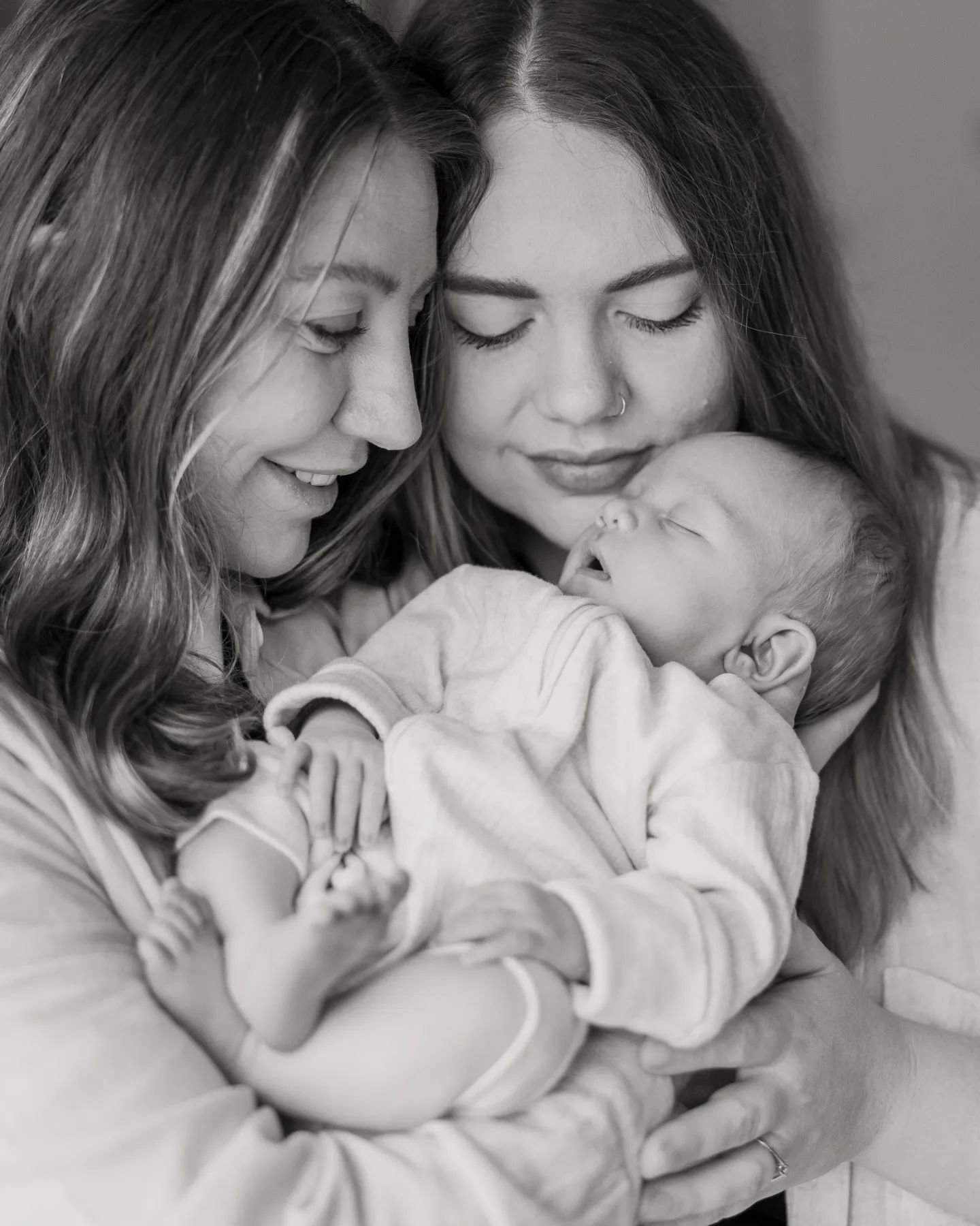 Baby Lumi 🤍

I have so many family shoots to share from this summer! And I haven't shared much of my newborn work for a while so I'm starting with baby Lumi who I got to capture back in July! 

She was an absolute dream girl for the whole session! 
