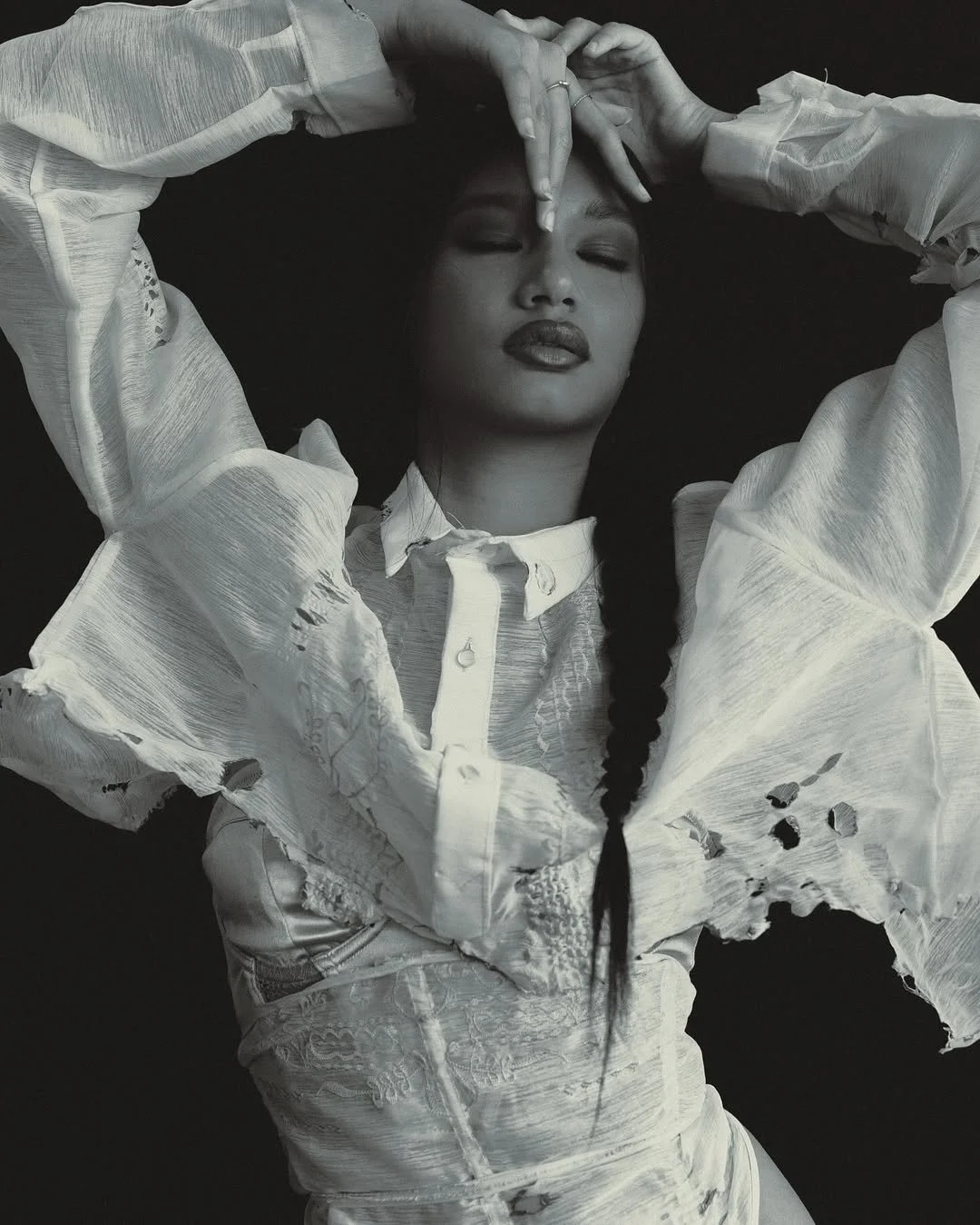 One of my dream shoots to wear barong! 🖤🫶🏻Model - Eloisa ReyesPhoto by - @gailgeriane Makeup .jpg