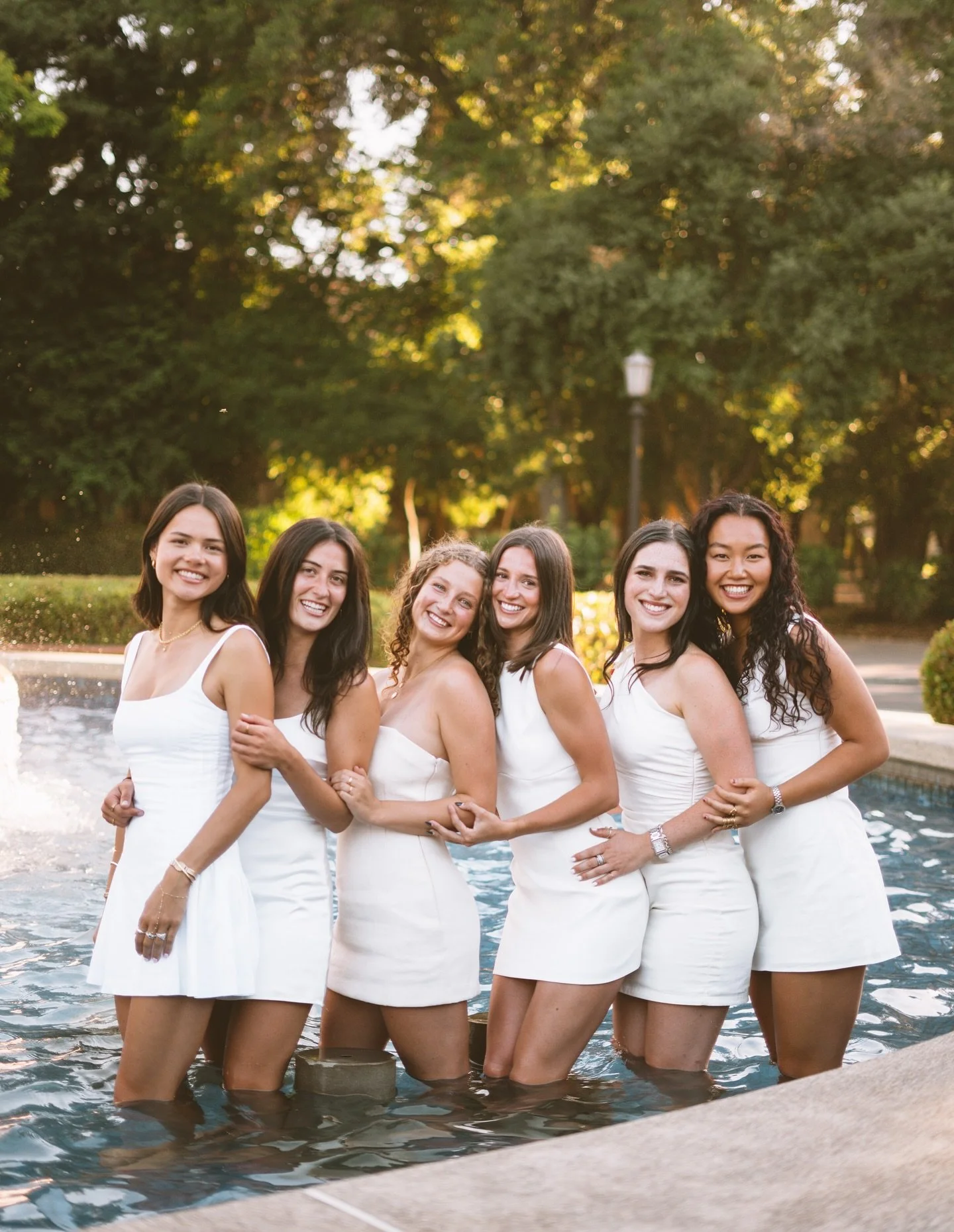 swipe for a surprise !!

had so much fun with these grads over the weekend :)) so crazy that i&rsquo;m wrapping up the season in 2 days !!