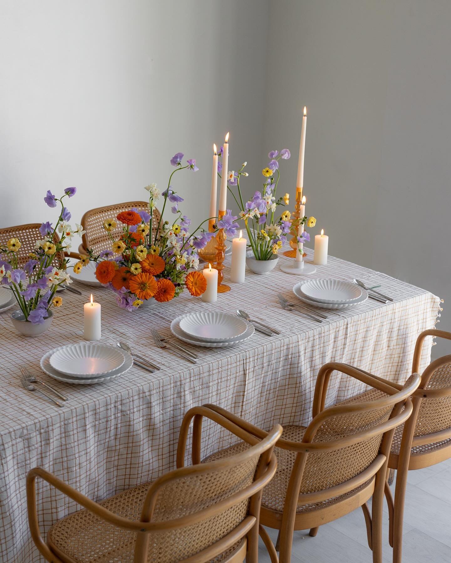 Relaxed, approachable, yet sophisticated table scape design- perfect for a spring gathering 💫🌼