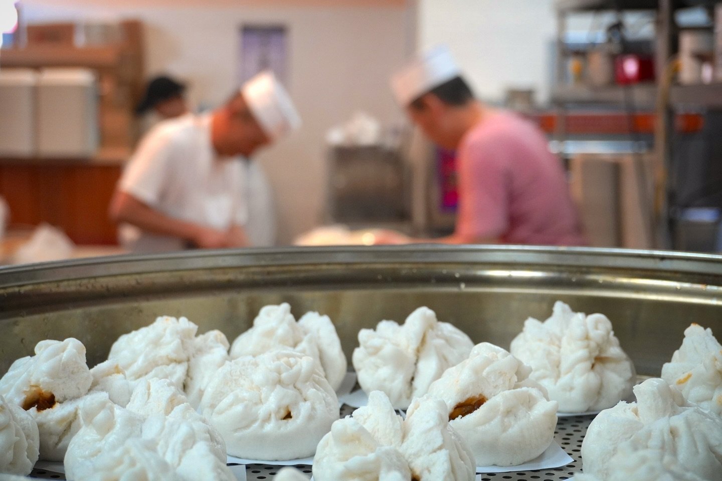 Do you enjoy our behind the scenes content?
These buns are always fresh and ready for take out! Stop by @kingdomdimsumla we&rsquo;ll see you 🔜 

📸 @slowmocreative 
.
.
.
.
.

#FreshFood #HappyStaff #dimsum #losangeleseats #dimsumtime #dimsumhouse #