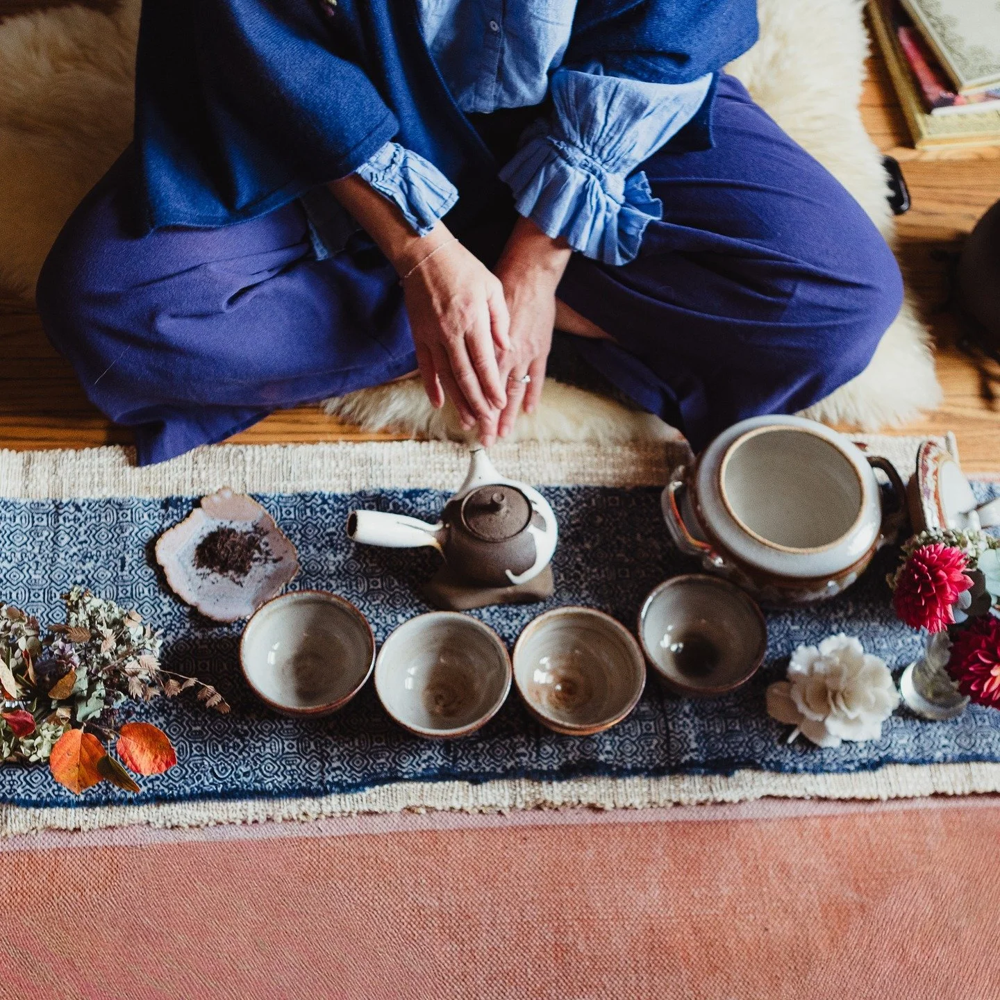 Honored to work with the inspired and wondering @murana.moon and capture these moments for her. If you know her, you love her. And she invited me over for an intimate tea ceremony. I felt so connected and ready for what the world is bringing me. 

Sh