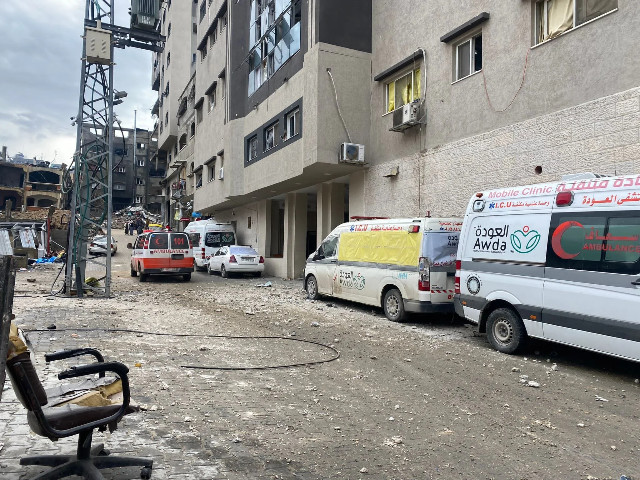 Οι ζημιές που προκλήθηκαν στον τέταρτο όροφο από δύο οβίδες πυροβολικού που εκτόξευσε ο στρατός κατοχής, οι οποίες οδήγησαν στον τραυματισμό 3 ασθενών και επισκεπτών στο νοσοκομείο.