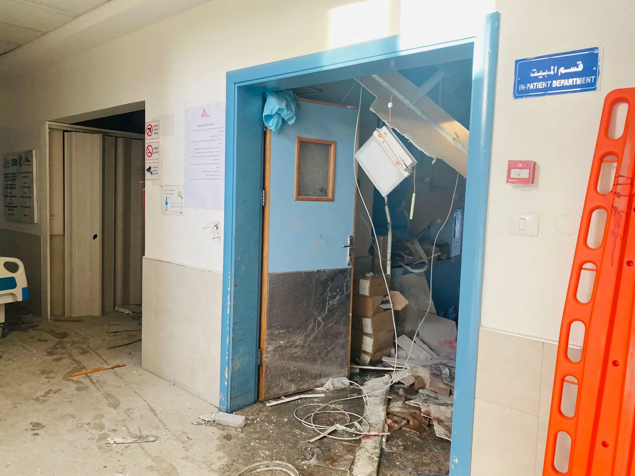 Οι εσωτερικές ζημιές που προκλήθηκαν στον 4ο και 3ο όροφο της μονάδας επανορθωτικής χειρουργικής των Γιατρών Χωρίς Σύνορα που στεγάζεται εντός του νοσοκομείου Al-Awda στην περιοχή Tal Al-Zaatar- Τζαμπάλια. 