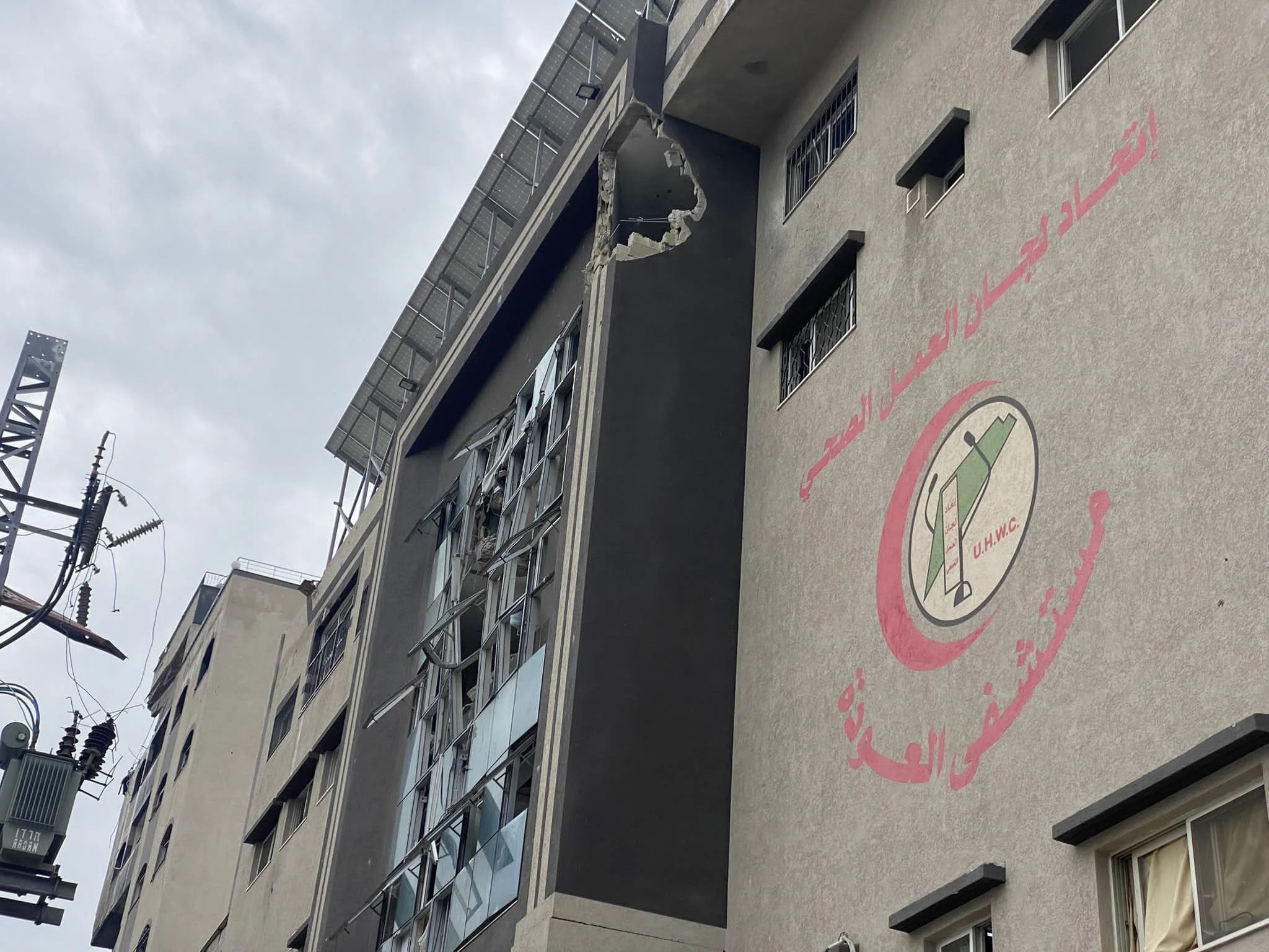 Οι ζημιές που προκλήθηκαν στον τέταρτο όροφο από δύο οβίδες πυροβολικού που εκτόξευσε ο στρατός κατοχής, οι οποίες οδήγησαν στον τραυματισμό 3 ασθενών και επισκεπτών στο νοσοκομείο.