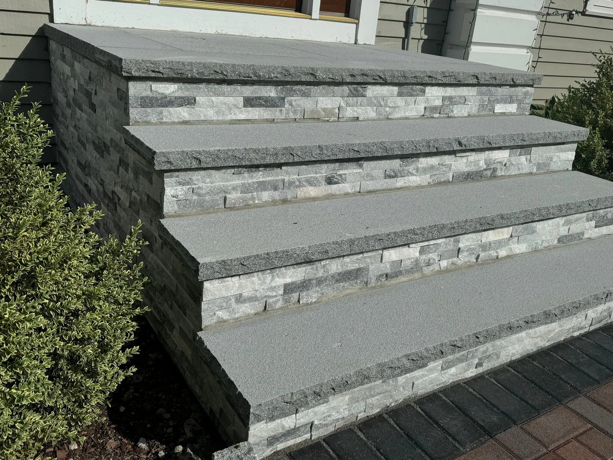 A LADDER MADE IN MASONRY, WITH BLOCKS, CONCRETE AND STONES