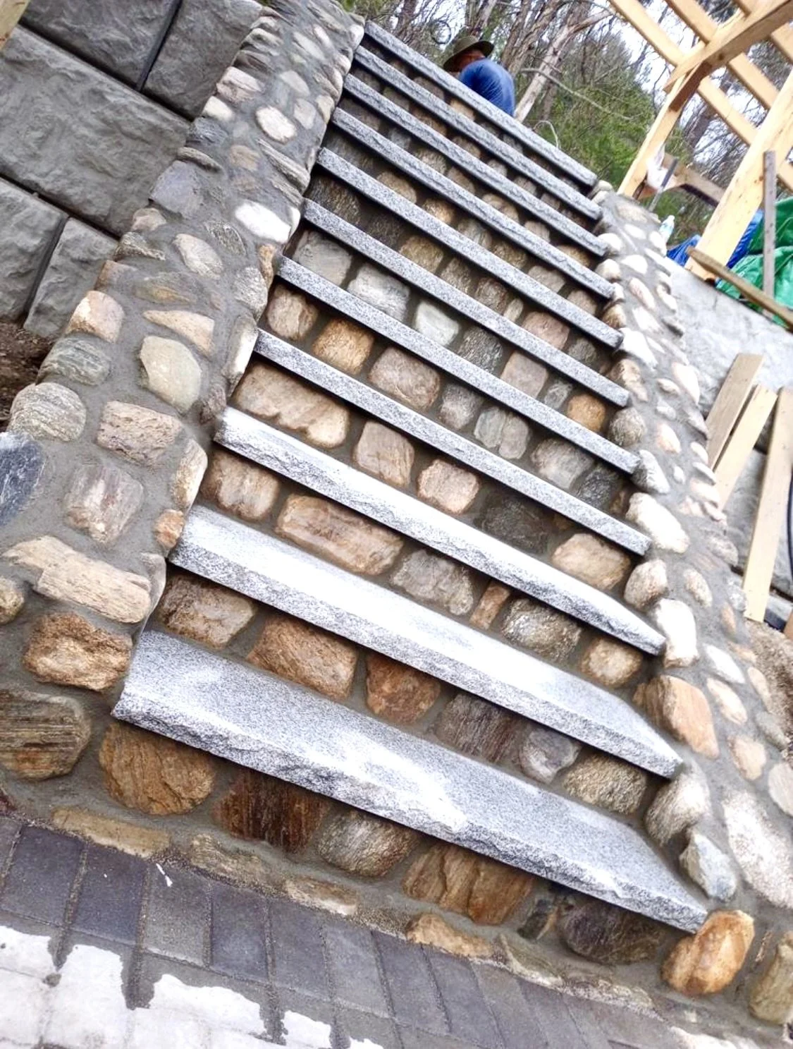 A LADDER MADE IN MASONRY, WITH BLOCKS, CONCRETE AND STONES