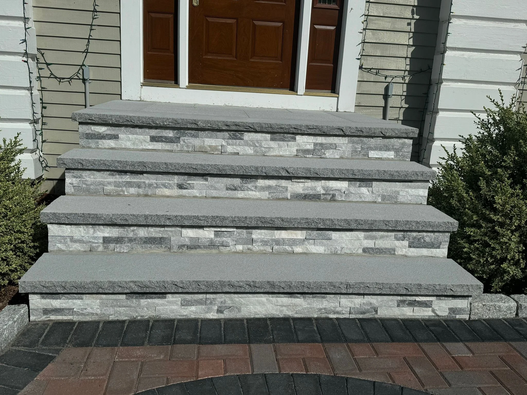 A LADDER MADE IN MASONRY, WITH BLOCKS, CONCRETE AND STONES