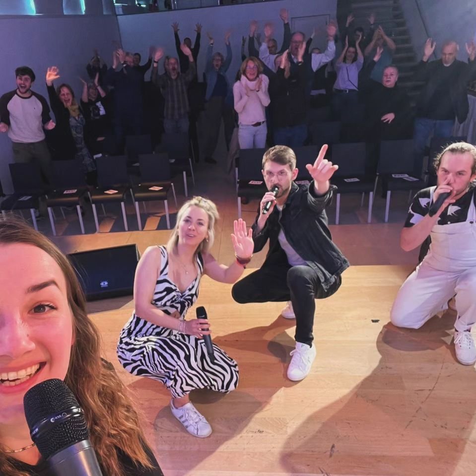 Was f&uuml;r ein sch&ouml;nes Konzert gestern in Hildesheim! 
Danke, dass ihr ein Teil davon wart❤️

Zwischen Geburtstagsfeierei, Merch-Koffern und Soundcheck hatten wir schon vorher ein sch&ouml;nes Wiedersehen und jede Menge Spa&szlig; 😀

Danke an