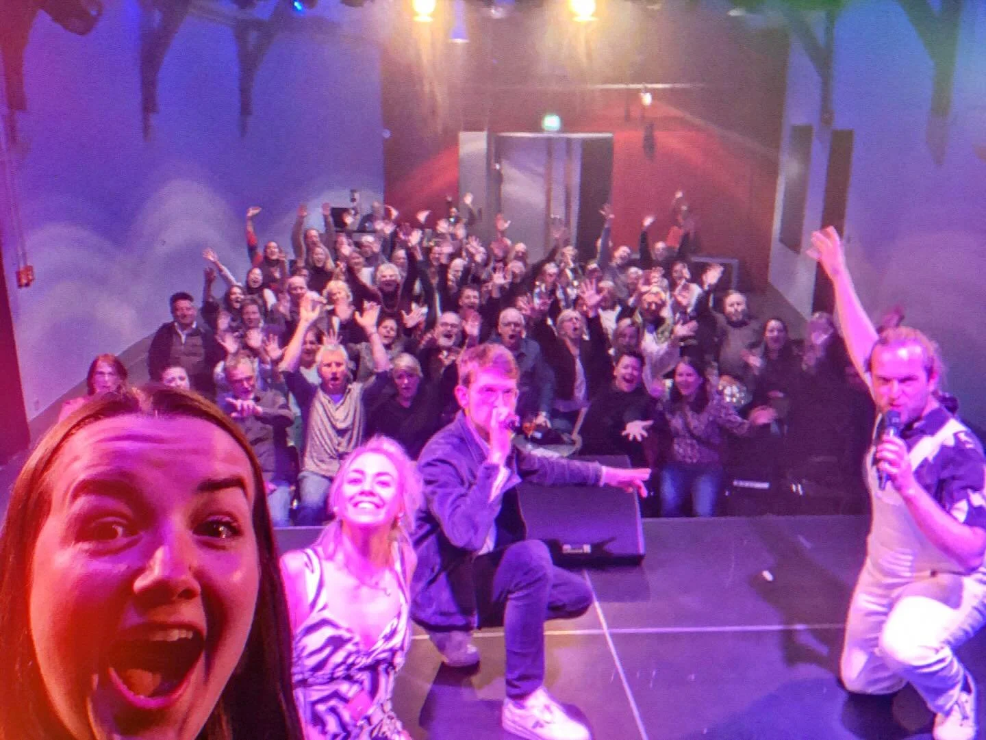 Was war denn da los, Waiblingen?😍

So eine tolle Stimmung war das gestern mit euch im @kulturhausschwanen 🦢
Wir haben uns gefreut, so viele bekannte Gesichter zu sehen🥰

Was f&uuml;r ein Fest! Und jetzt geht&rsquo;s weiter nach Neustadt an der Wei