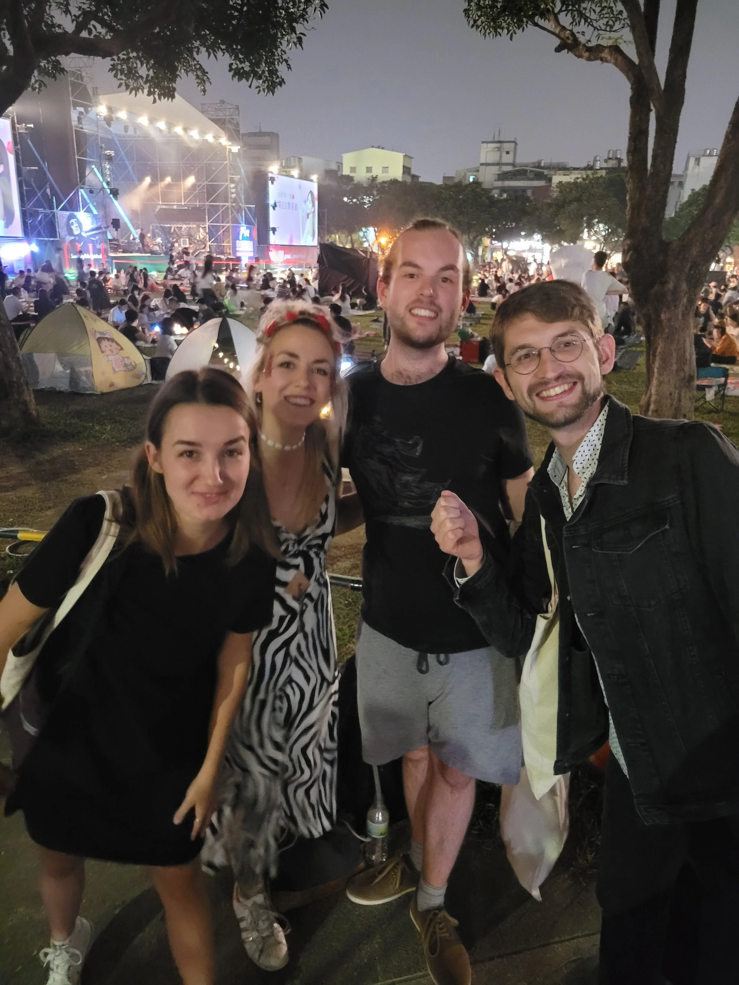 Die Band steht strahlend vor dem Konzert vor der großen Open Air Bühne in Taichung.