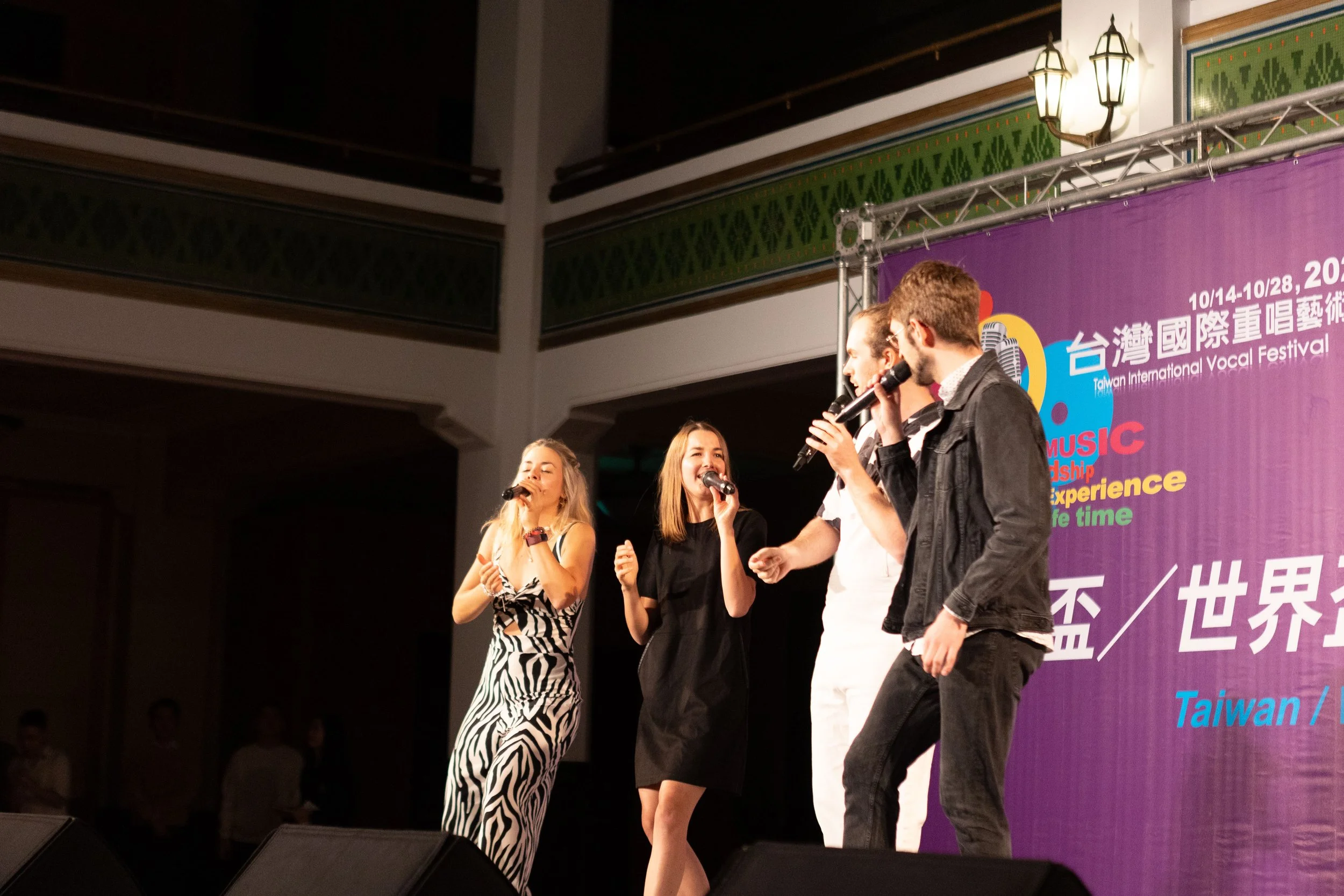 Die Band singt beim "Taiwan International Vocal Festival" ihr Wettbewerbsprogramm auf der Bühne.
