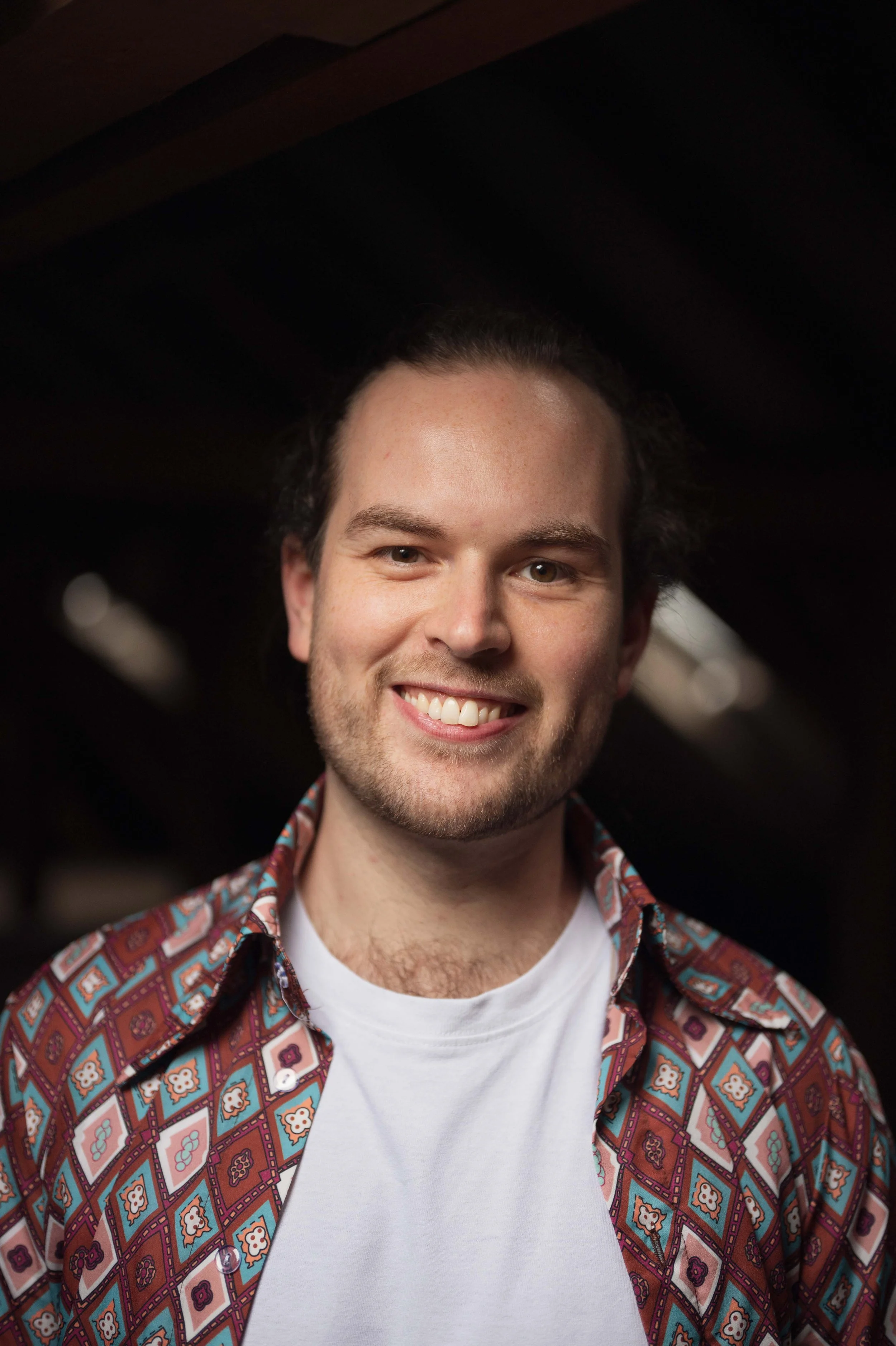 Neugieriger Tenor Jonathan Mummert