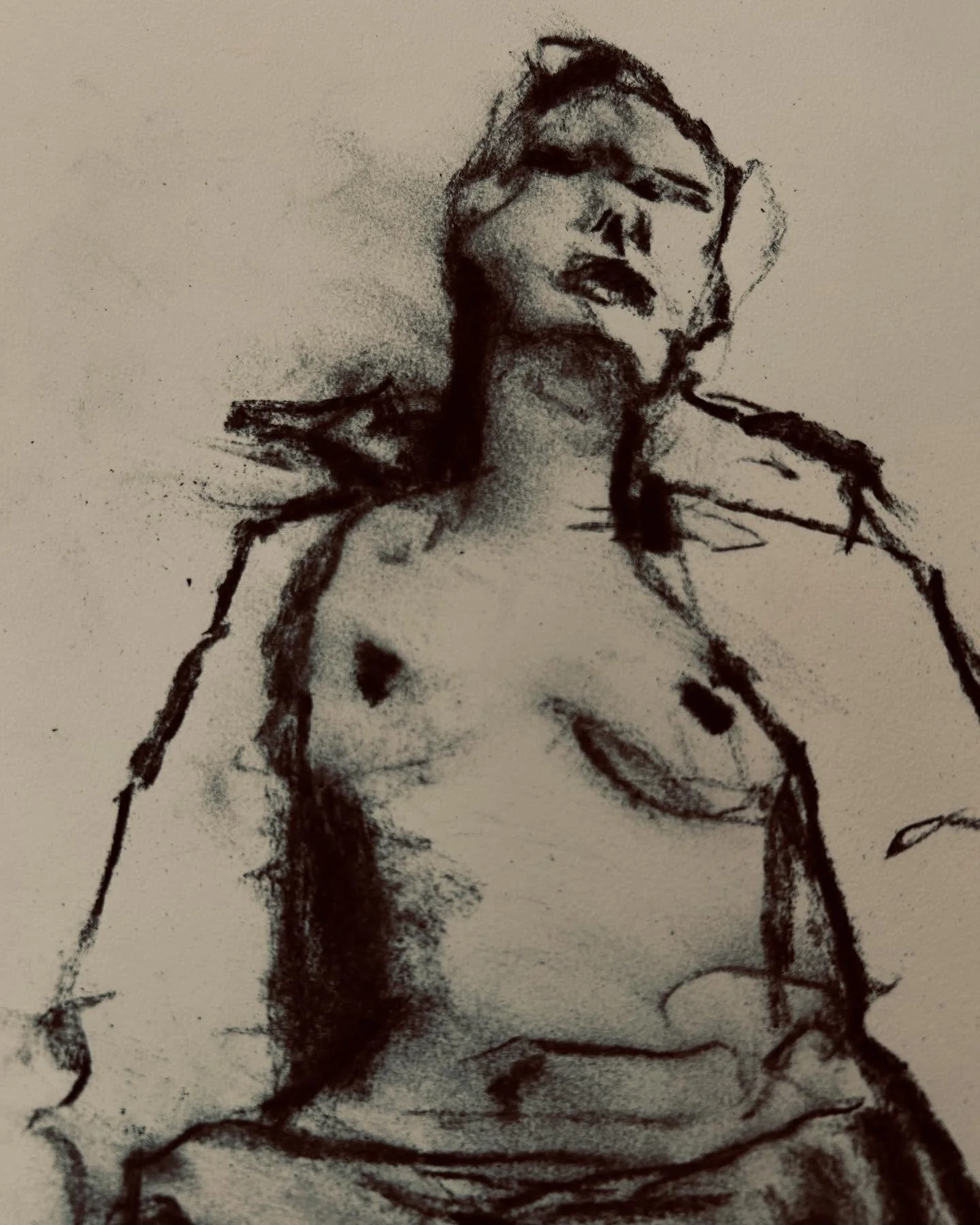 Thanks to the dynamic duo @stephanie_herself @naomi.rufina.again for an inspiring and always challenging! afternoon of drawing with fellow bamfers @s.bamf_ @camposmartin030 
#figuredrawing #markmaking #nitramcharcoal #cretacolorcharcoals #oneminutege