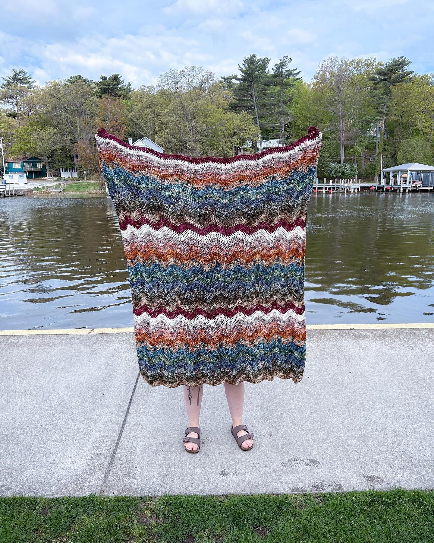 Here she is in all her finished glory! I finished this Hobbit/LOTR inspired #waveblanket just in time for our road trip up to Saugatuck, MI this weekend. Can&rsquo;t wait to take her out on more adventures!
.
.
#crochetgram #crochetersofinstagram #cr