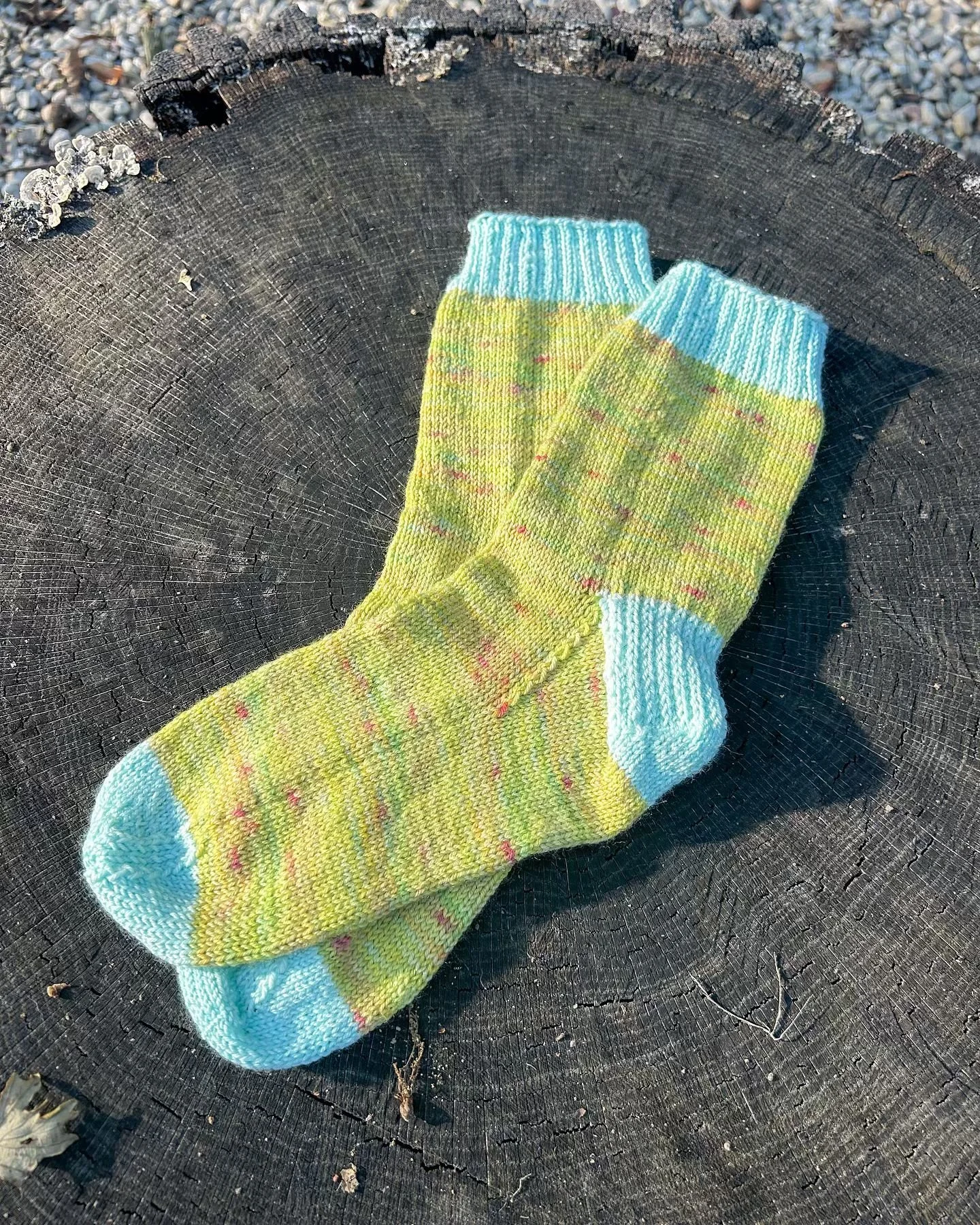 Sometimes you just need to knit a pair of vanilla socks&hellip; 
It&rsquo;s #finishedobjectfriday and my latest FO is this pair of #vanillasocks using @floridagirlfiberstudio Staycation sock set! I absolutely love yellowy green color and thought it w