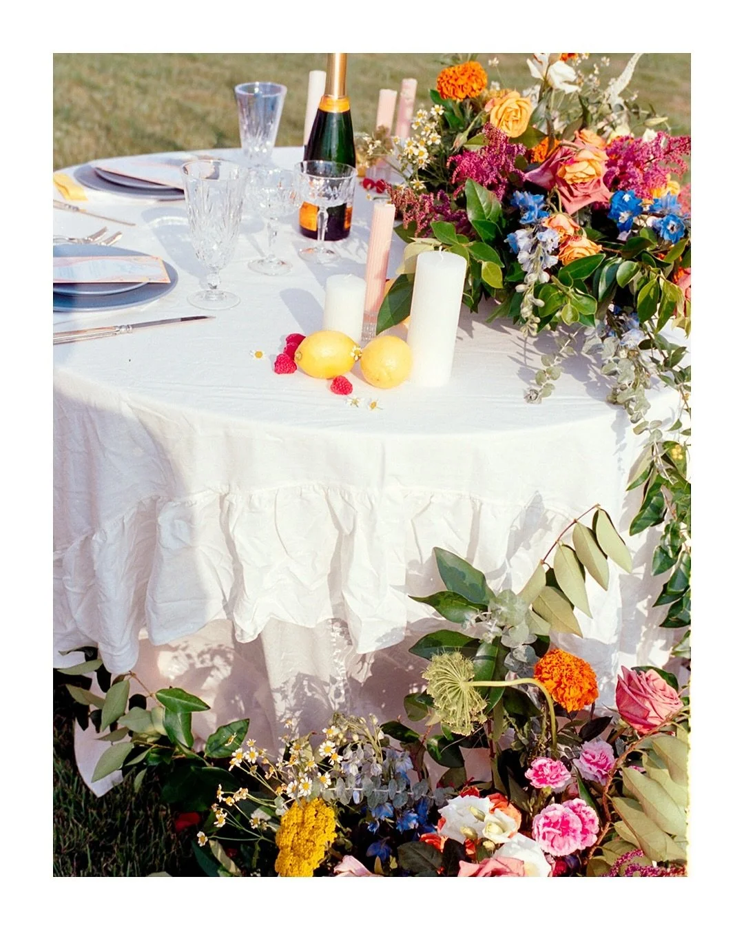 Stop what you&rsquo;re doing 👀 &hellip; because The Whitehurst Gallery just became the place to elope in Tampa Bay.
Think antique cars rolling up, champagne popping, florals already set, and a gallery that feels like stepping into a European dream. 