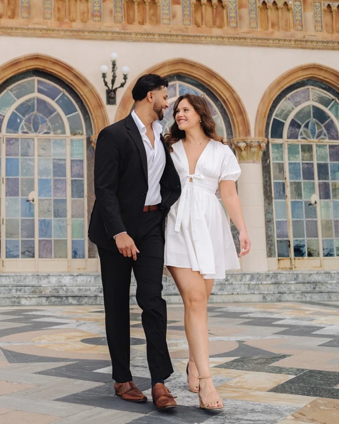 We were chasing light through pink arches and they were just&hellip; in their own world together. The kind of love that makes you forget there&rsquo;s a camera around. That&rsquo;s my favorite kind of love to witness 🤩

#RinglingMuseum #SarasotaEnga