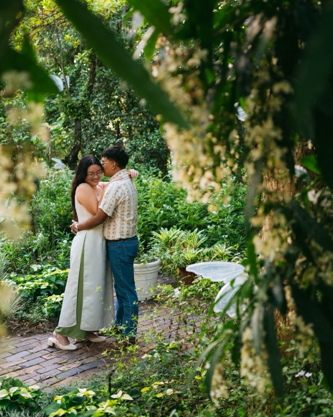 This is what happens when you let nature do the styling.
A botanical garden engagement session filled with soft light, quiet moments, and zero pressure.
The kind of session that feels more like a walk together than a photoshoot.

If you&rsquo;re drea