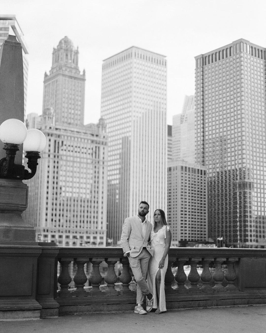 Booked a flight to Chicago for this love story and I&rsquo;d do it again in a heartbeat! 
An engagement session by the water with the skyline behind them just hits different. The wind off the lake, the city buzzing, and two people completely locked i