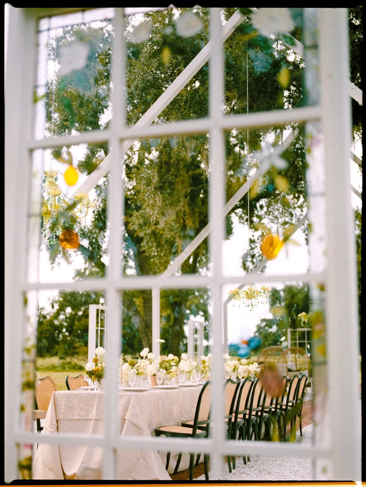 Right before everything started&hellip; it felt like this.
An empty reception, seen through the glass, just waiting for it all to unfold. A Flora Groves Farm Wedding has these quiet pauses before the chaos &amp; they might be my favorite part.
If you