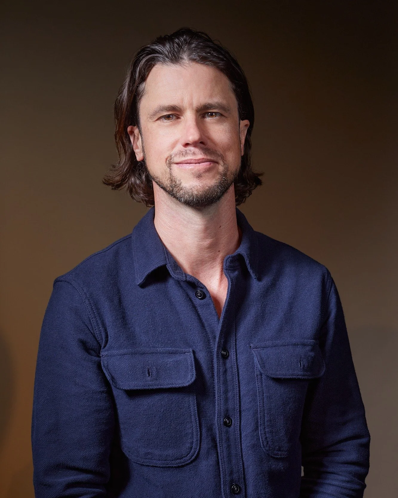 The acclaimed solo artist Dan Hoyle is bringing his new show, Takes All Kinds, to the Argyros! 

Created from immersive reporting across the country, Hoyle transforms into the everyday Americans shaping our democracy. 

Praised by the The New York Ti