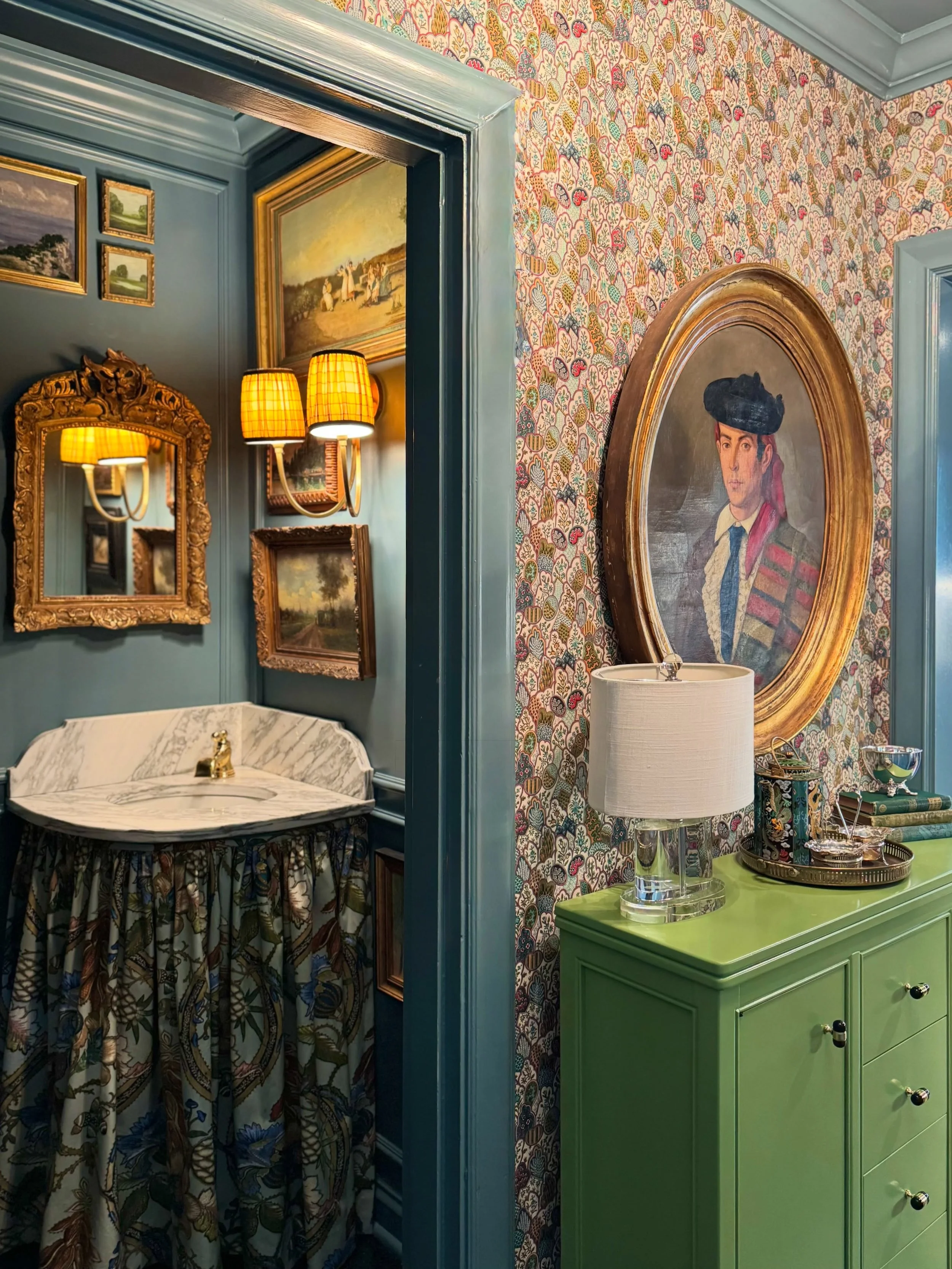 Art drenched powder rooms are always a good idea. Beyond obsessed with this small but mighty space in one of our darling local client&rsquo;s home. @jamielynnreeves wow! 🤩