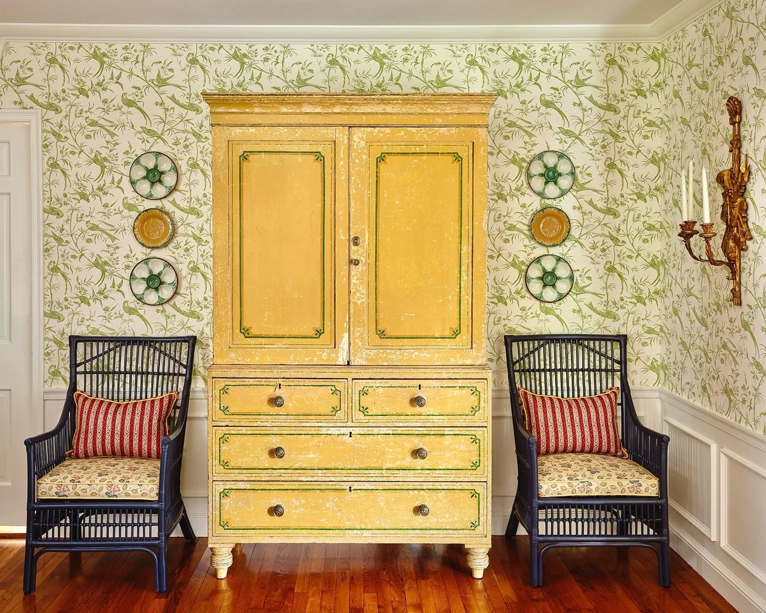 This wallpaper was original to the home and an element we knew we wanted to keep when we saw this space! It&rsquo;s like sunshine in a cup and balances the otherwise handsome dining room so well. Y&rsquo;all know I love when a home finds that magical