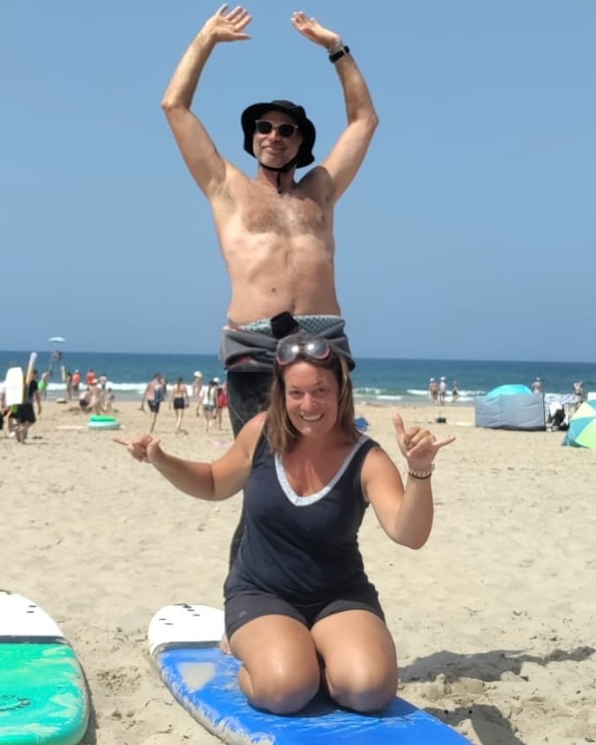Il est l&rsquo;heure de la pr&eacute;sentation de la 2&egrave;me partie de l&rsquo;&eacute;quipe !
🤙 Marjorie : elle g&egrave;re l&rsquo;accueil et le planning de l&rsquo;&eacute;cole (elle a le plus beau sourire de l&rsquo;&eacute;quipe, appelez-la