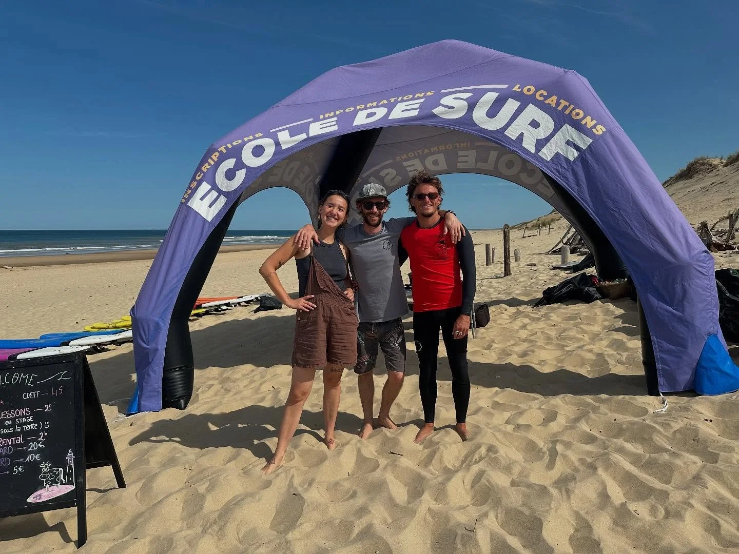 L&rsquo;&eacute;cole de surf La Bouverie fait son come back sur la plage !!🏝️ On vous attend tous les jours de juillet et ao&ucirc;t, de 9h &agrave; 19h, directement sur la plage de la Bouverie. R&eacute;servation en ligne, par t&eacute;l&eacute;pho