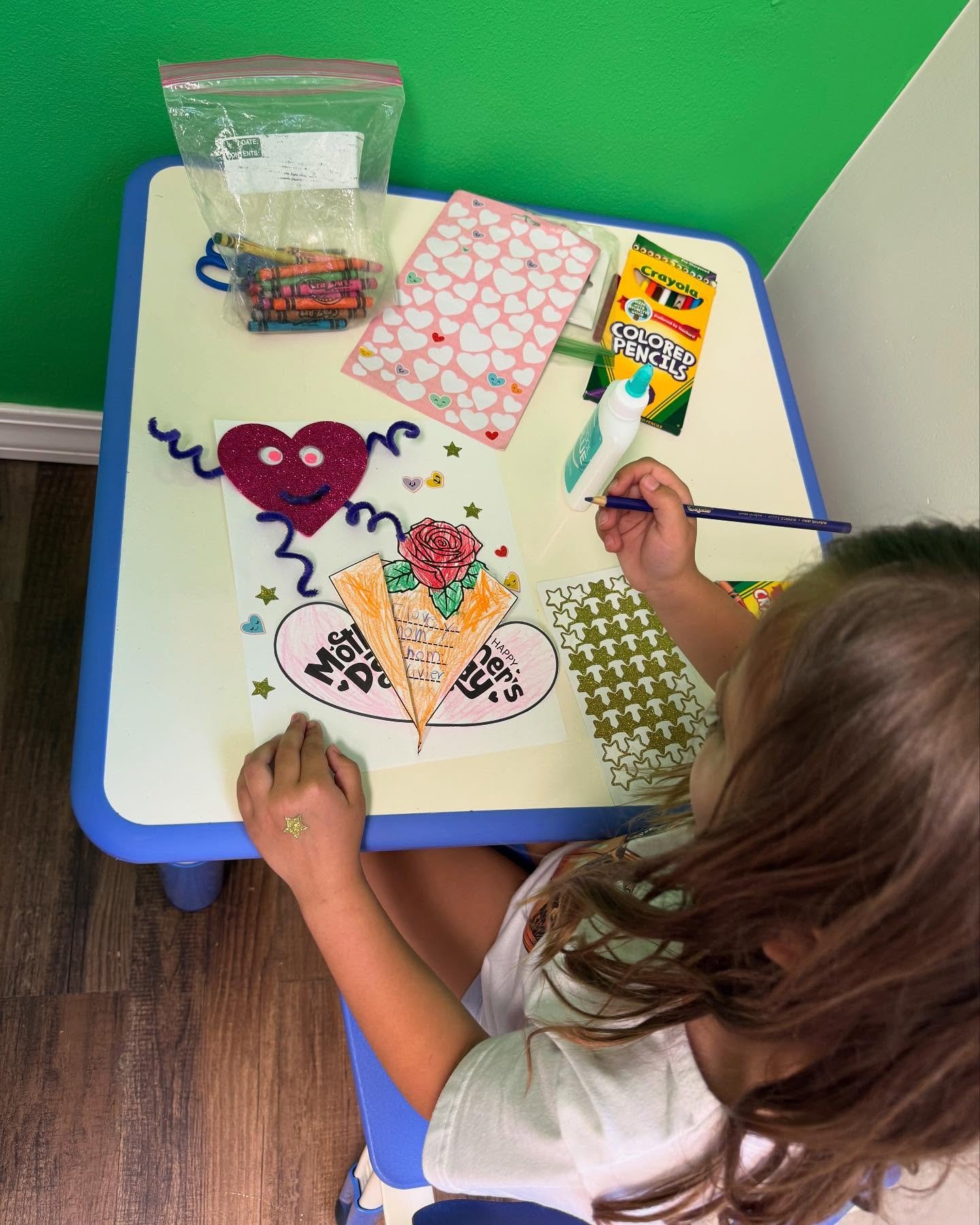 Working on speech goals and making sweet Mother&rsquo;s Day crafts&mdash;just another fun day in speech with Ms. Simona! 🩷✨