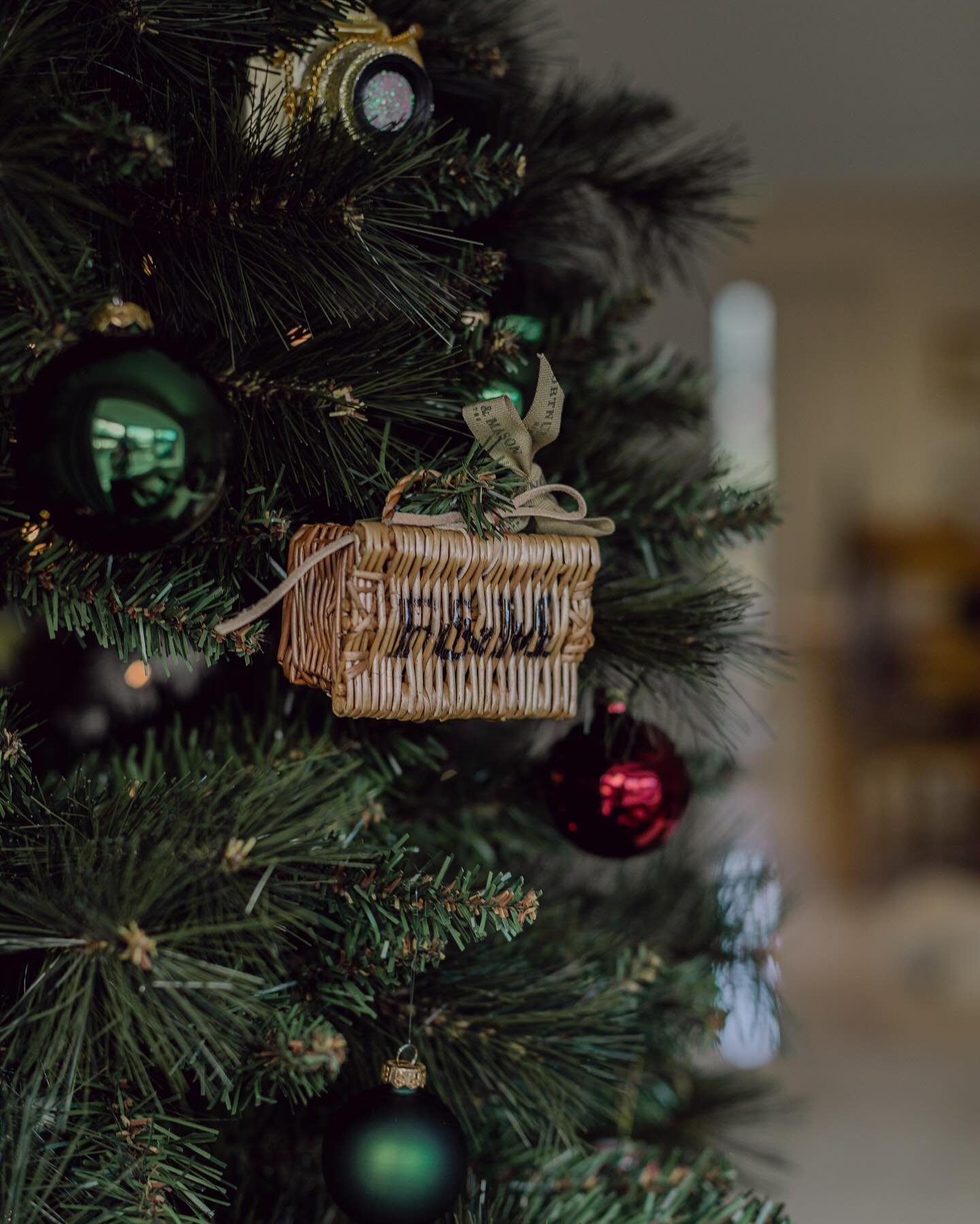 Decked out in tinsel and twinkle lights, the decorations are up and the house is feeling wonderfully festive and think I&rsquo;ve have a new favourite picnic basket!! 🧺🎄 

#ChristmasSpirit #picnicbasket