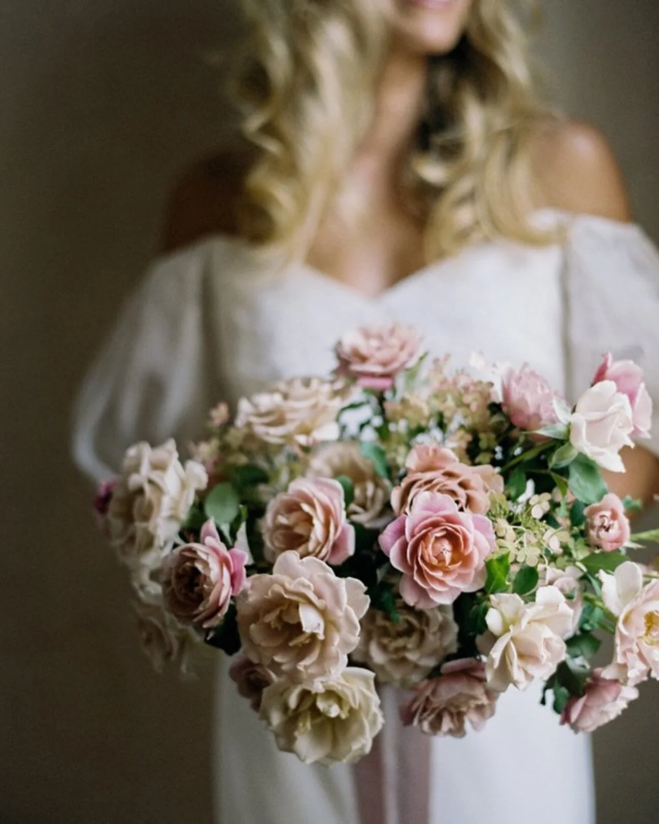Refined Romance ✨ One of my favorite images and bouquets of all time by @annapeter_s @petalandposy // planning and design by @elleandjamesco