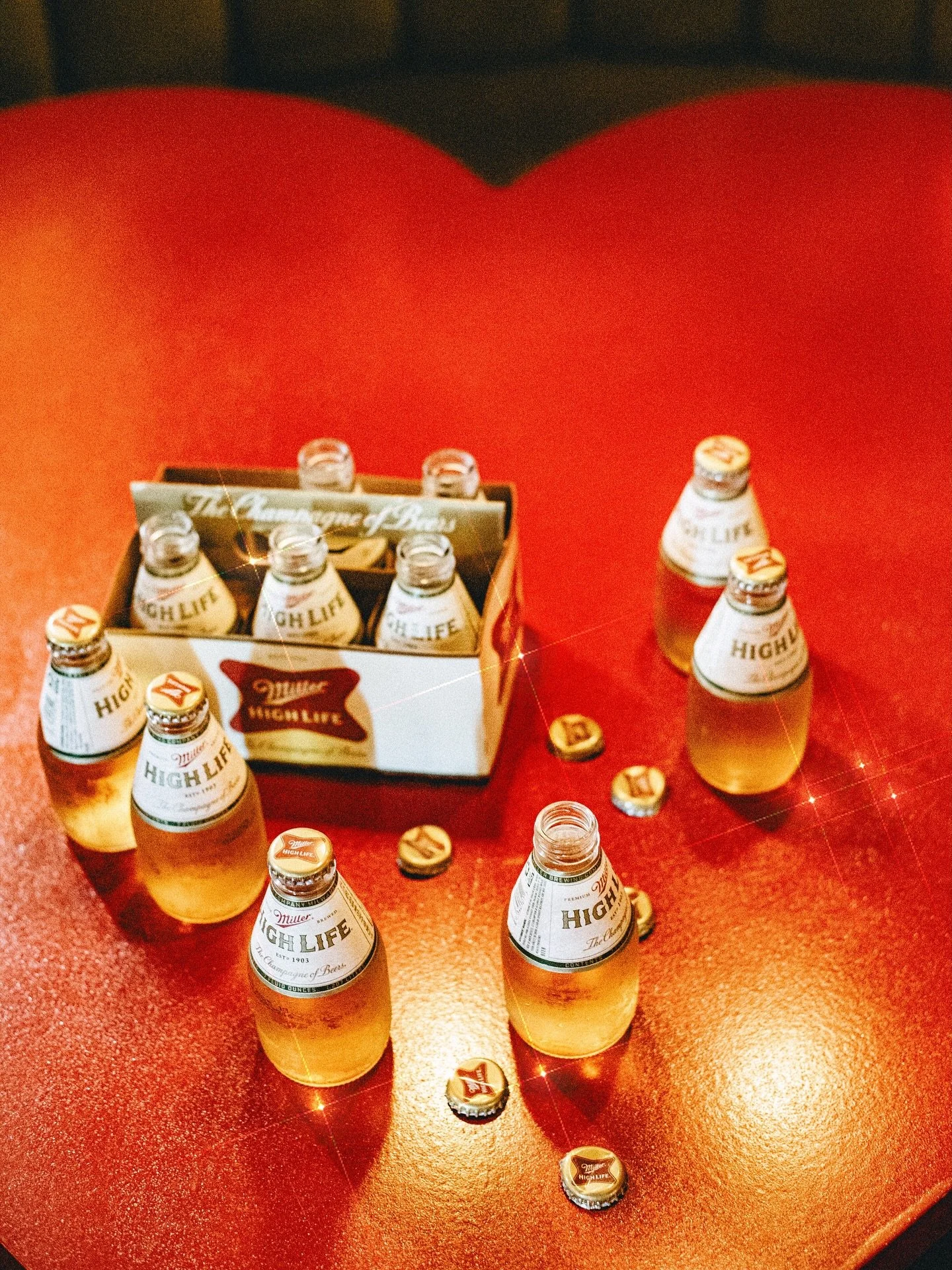 🍔🍺 Seein&rsquo; double after 5 on Sundays. BOGO Burgers. $1 ponies. 6 pack for $6. Tuck in and tie one on Sunday nights at Busty&rsquo;s. ✨