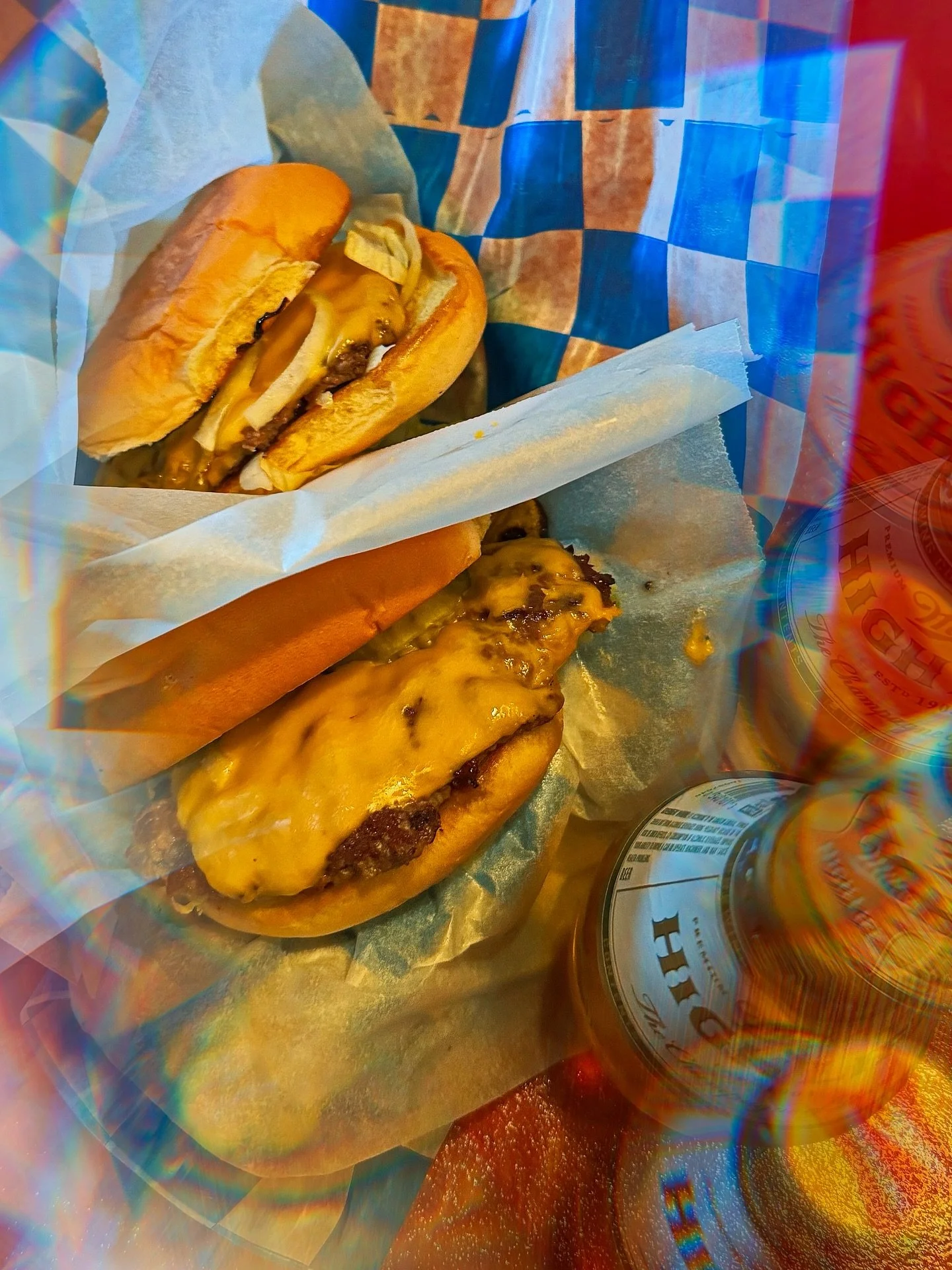 🍔🍺 Seein&rsquo; double after 5 on Sundays. BOGO Burgers. $1 ponies. 6 pack for $6. Tuck in and tie one on Sunday nights at Busty&rsquo;s. ✨