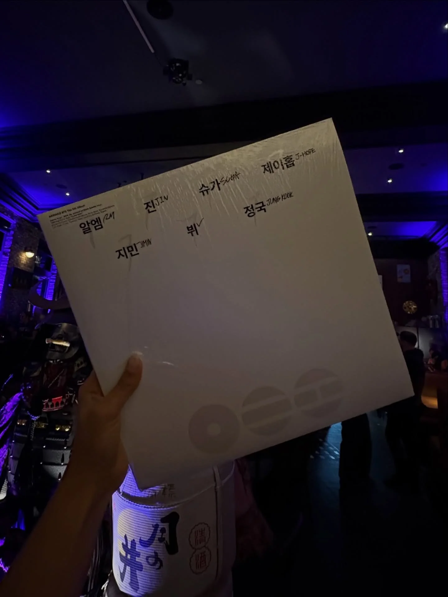 🚨🚨WE HAVE A GIVEAWAY🚨🚨

Read the caption for your chance to win the deluxe #BTSARIRANG vinyl, brought directly from Korea (KOMCA certified) ⬇️

Between Saturday 4/26 - Monday 4/27, you can enter our raffle by purchasing a Bangtan Yuzu Fizz cockta