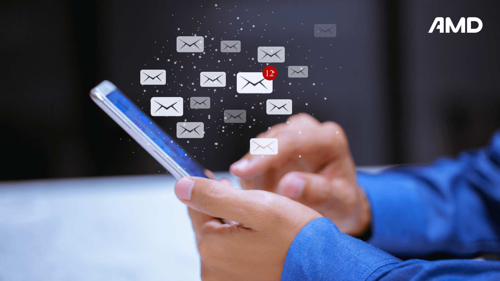 Utilizador a interagir com smartphone enquanto várias notificações de email surgem no ecrã, simbolizando a gestão de campanhas digitais; Guia de Email Marketing da AMD para criar estratégias vencedoras.