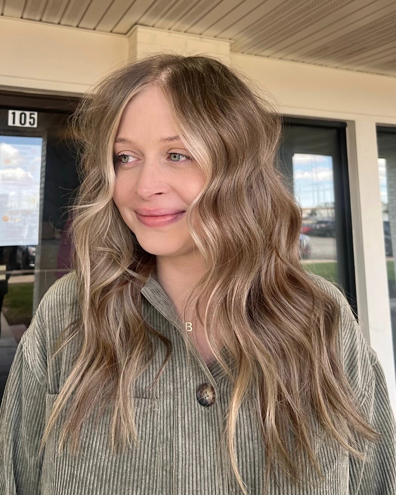 Bronddiieeee! Loving this Brown+blonde combo!

@manesbymadi_ creates the most customized formulas for EVERY guest! Are you needing a new look? Call the salon today for your next appointment! 309-662-2229

#ohbabysalon #hair #blonde #brunette #healthy