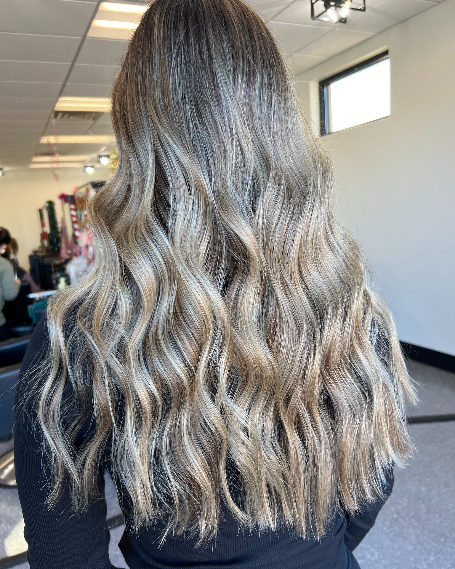 This cutie is sick of winter and decided touch up her blonde to bring sunshine back in to her day to day look!

@jordans.hair.journey slayed this balayage!

#ohbabysalon #balayage #healthyhair #bloomingtonil #salonlife #sunkissed