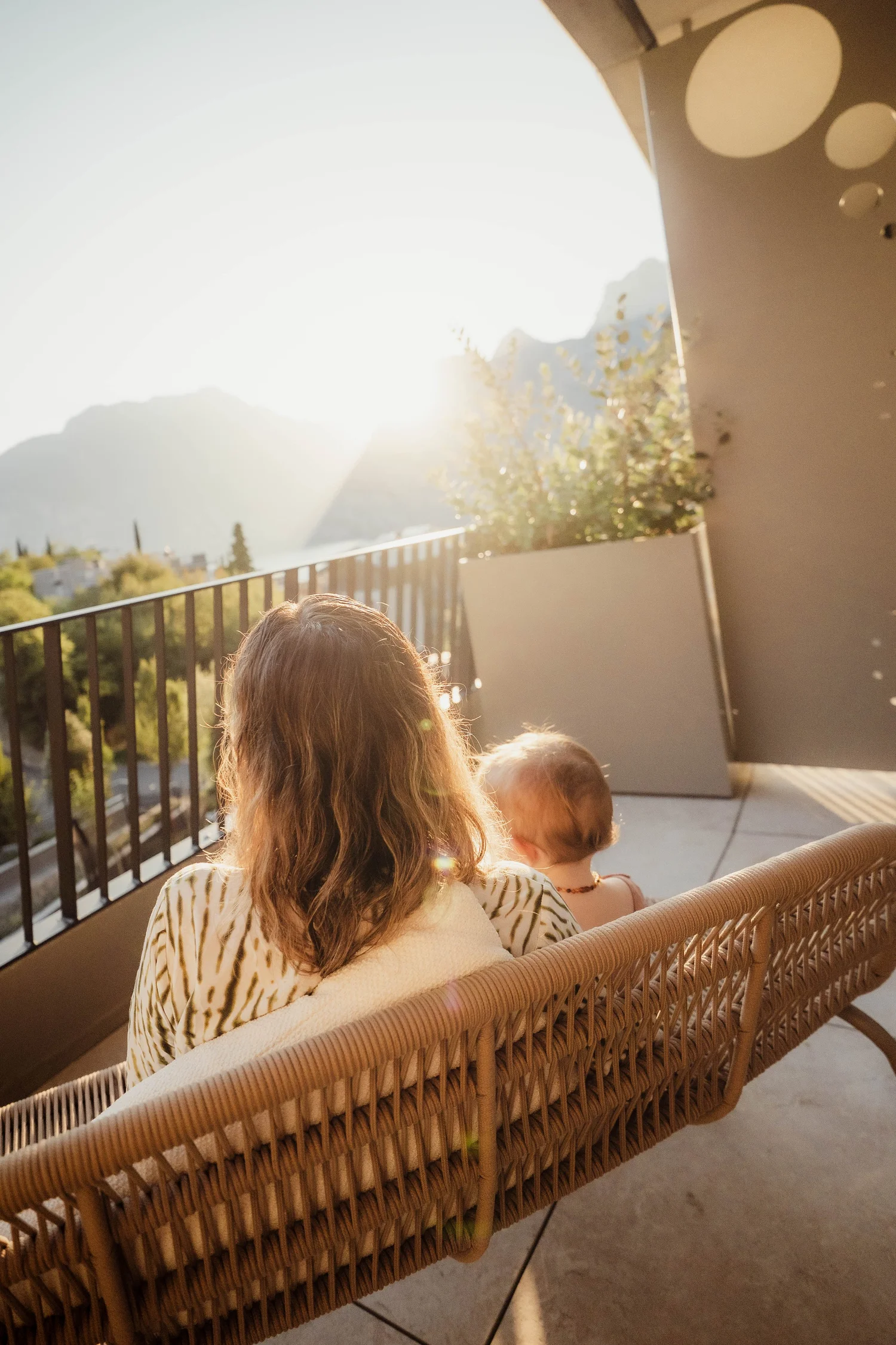 Mutter und Kind auf einer Hotelterrasse am Gardasee